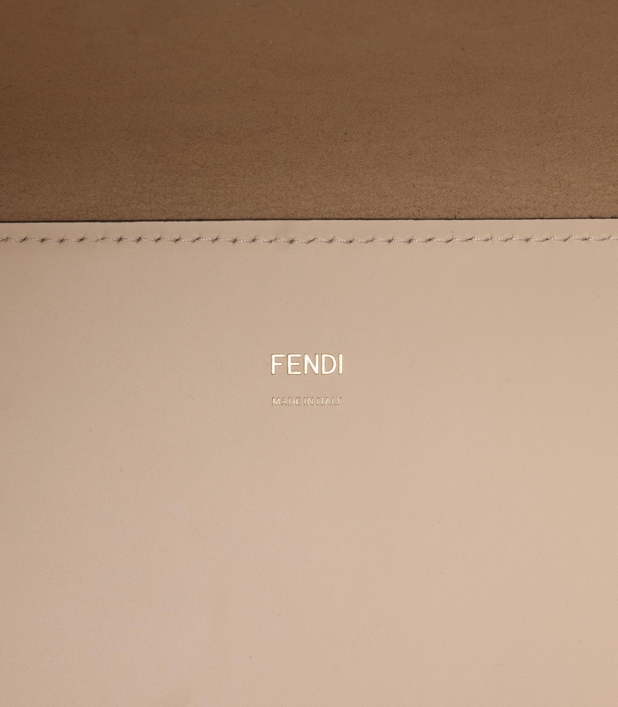 Fendi Creme & Taupe Geprägtes Kalbsleder Medium Sunshine Tote im Angebot 4