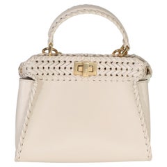 Borsa iconica Fendi Peekaboo Mini in Vitello King color crema con motivo intrecciato