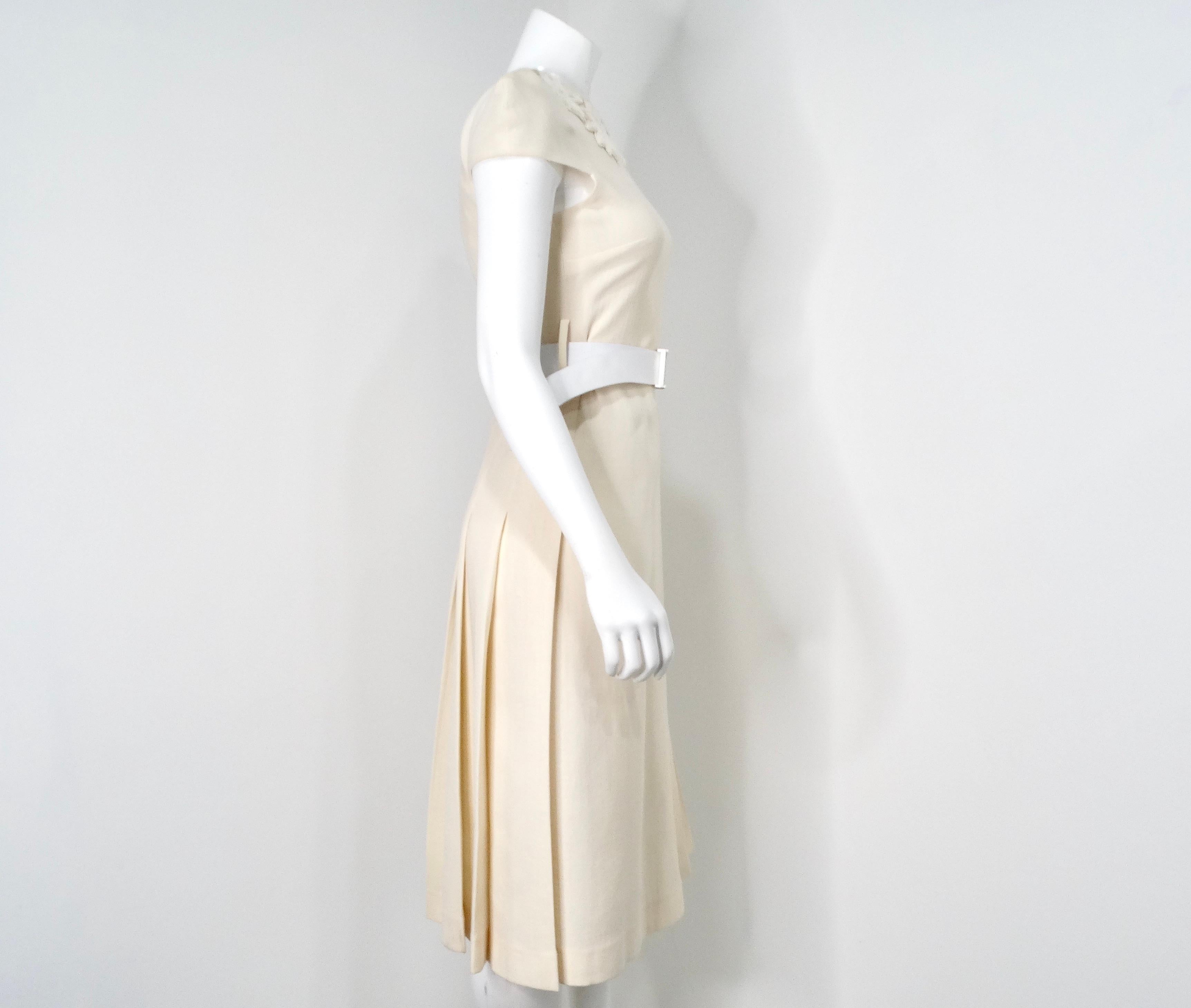 Fendi Cream Cream Wool Buckle Belted Dress With Floral Detailed Neckline (Robe ceinturée en laine avec encolure fleurie) en vente 6