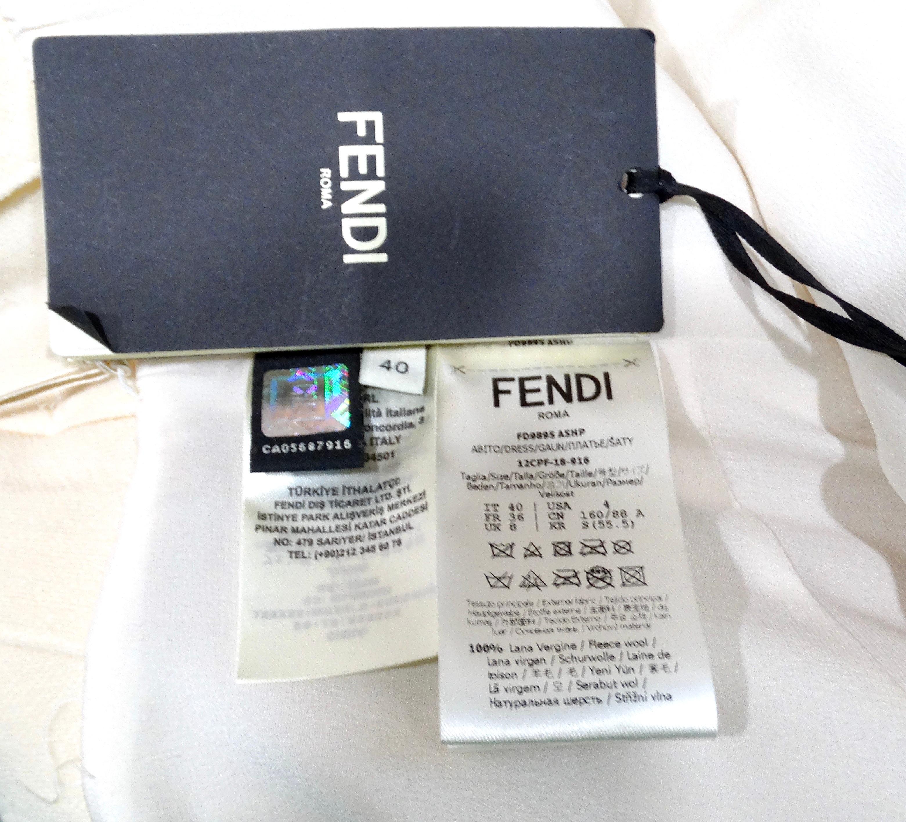 Fendi Cream Cream Wool Buckle Belted Dress With Floral Detailed Neckline (Robe ceinturée en laine avec encolure fleurie) en vente 8