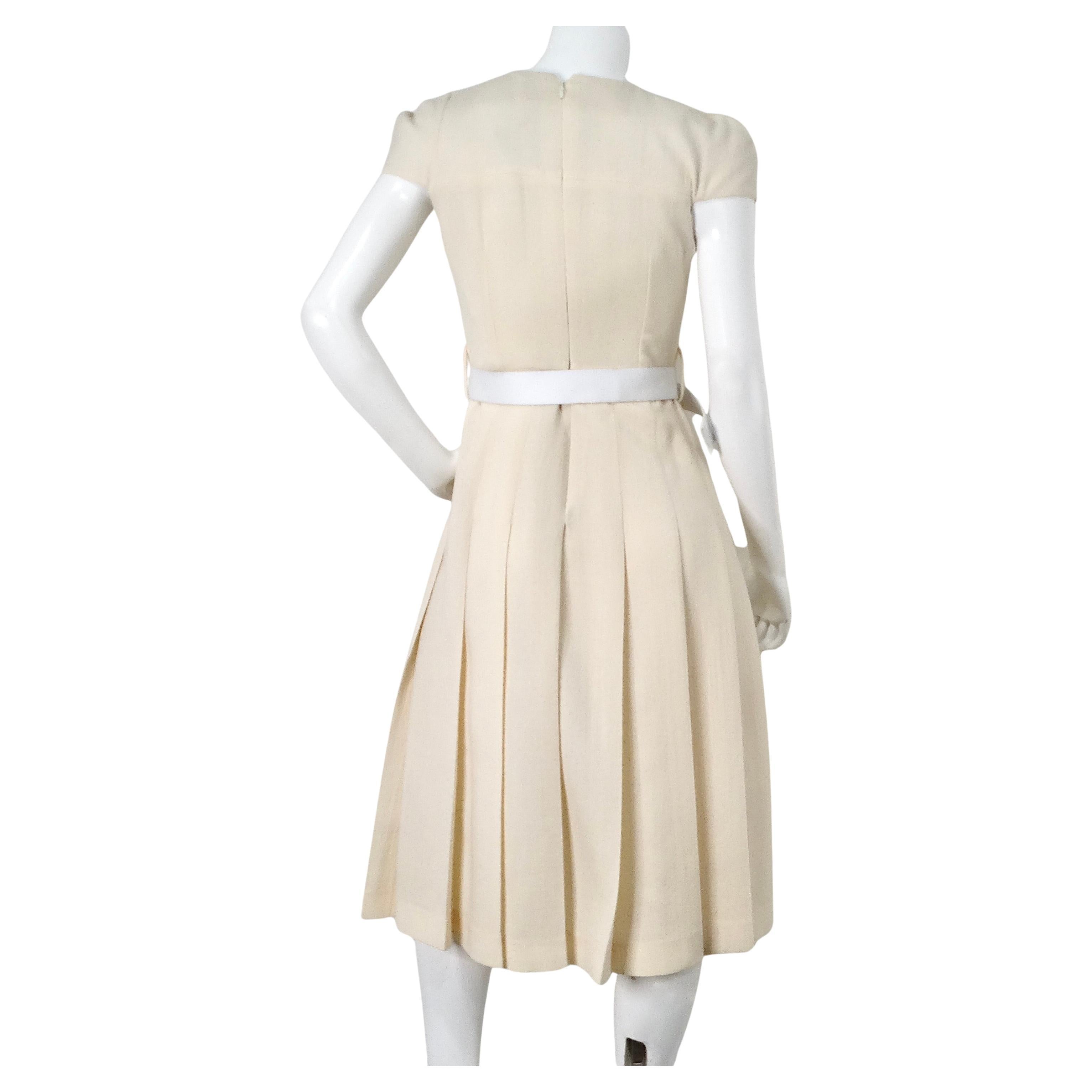 La robe ceinturée à boucles en laine crème à détails floraux de Fendi est une pièce sophistiquée et élégante qui incarne le luxe et le savoir-faire. Fabrice en laine douce et crémeuse, cette robe offre une silhouette raffinée, parfaite pour la