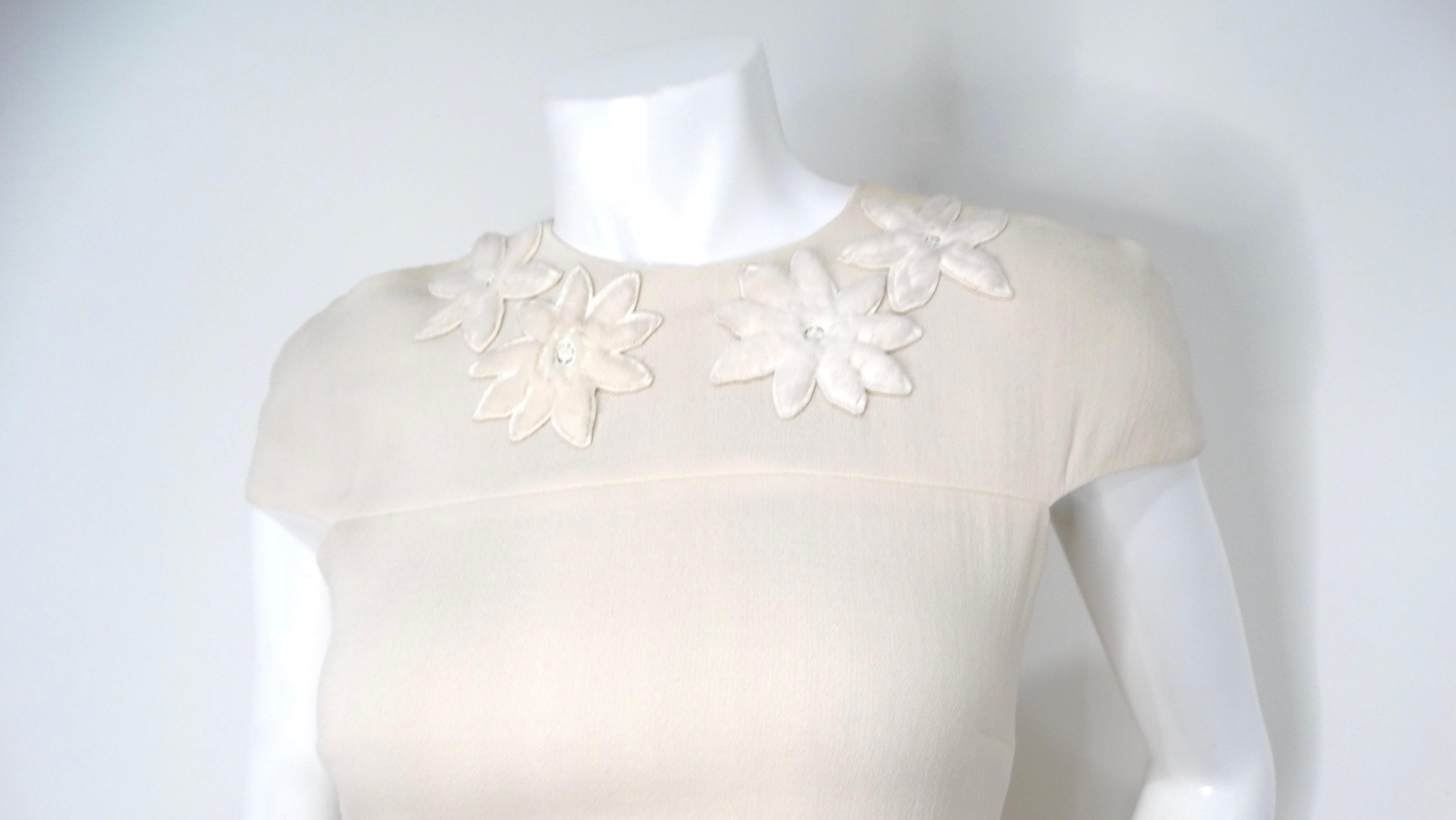 Beige Fendi Cream Cream Wool Buckle Belted Dress With Floral Detailed Neckline (Robe ceinturée en laine avec encolure fleurie) en vente