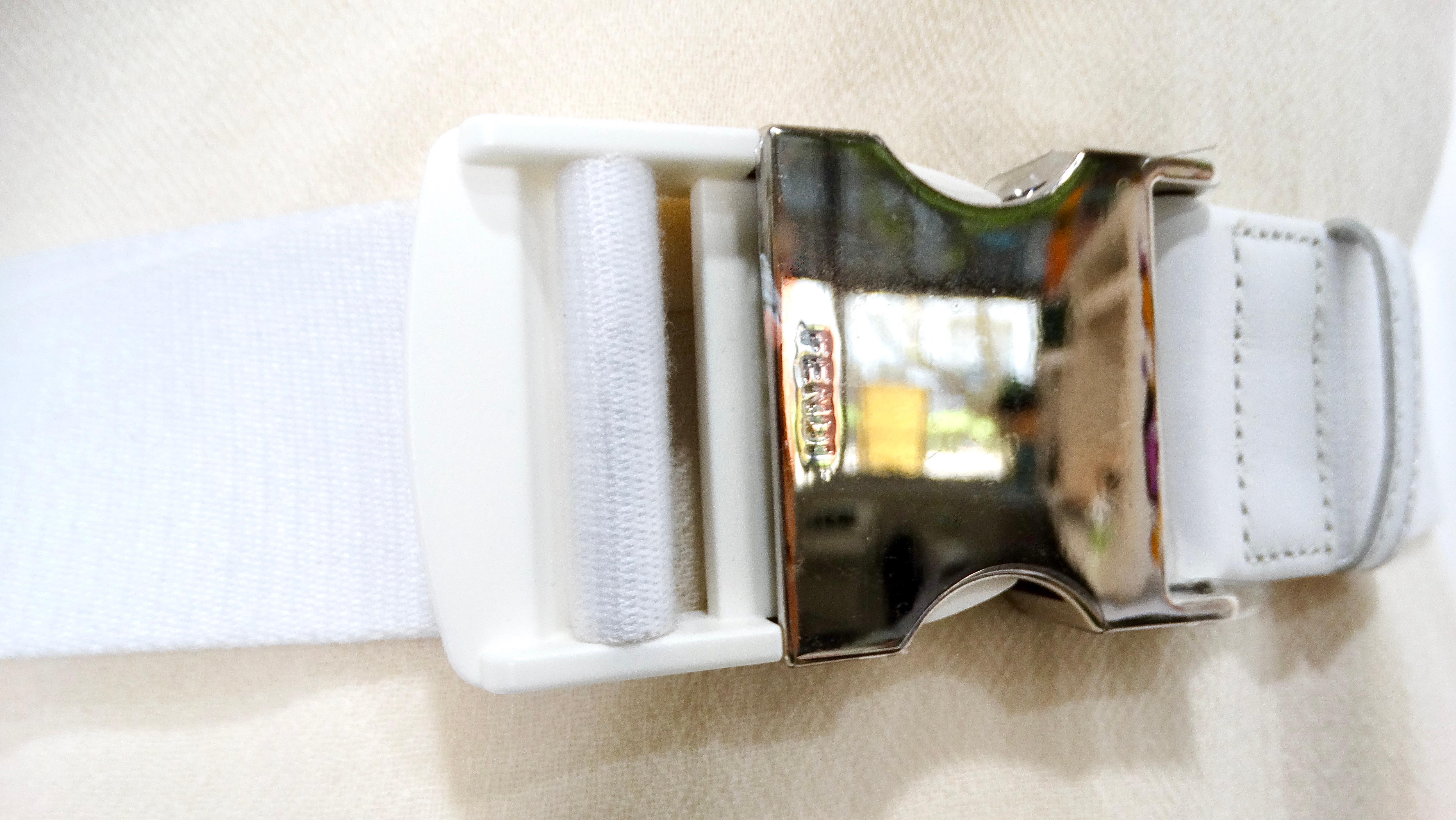 Fendi Cream Cream Wool Buckle Belted Dress With Floral Detailed Neckline (Robe ceinturée en laine avec encolure fleurie) Pour femmes en vente