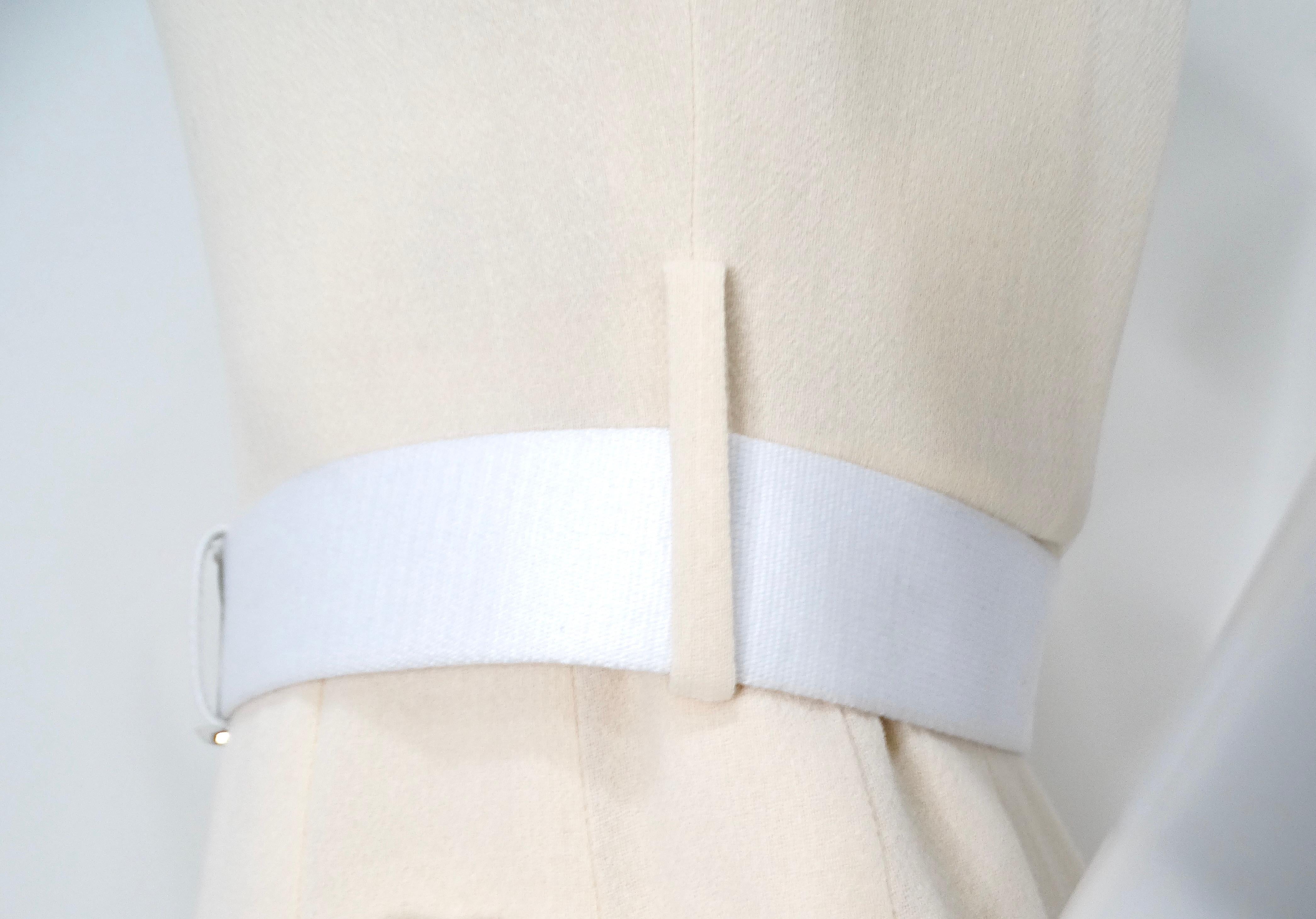 Fendi Cream Cream Wool Buckle Belted Dress With Floral Detailed Neckline (Robe ceinturée en laine avec encolure fleurie) en vente 4