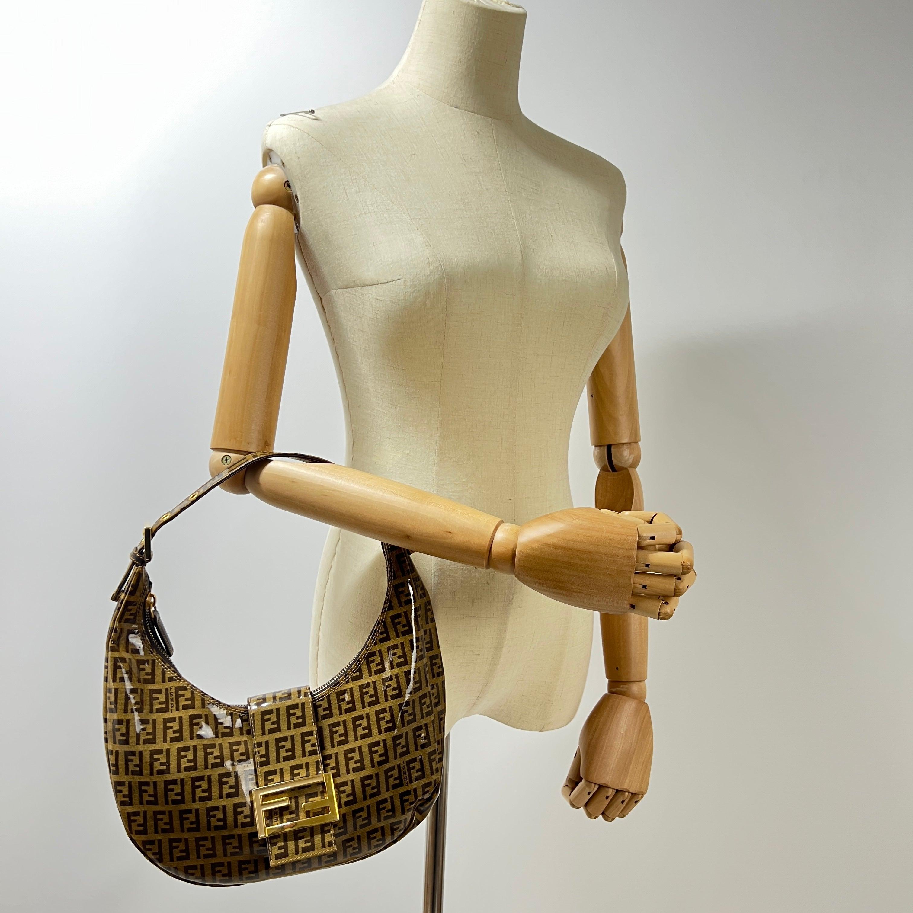 Fendi Croissant Tasche Braun Lack Monogram im Zustand „Hervorragend“ im Angebot in SAINT-OUEN-SUR-SEINE, FR