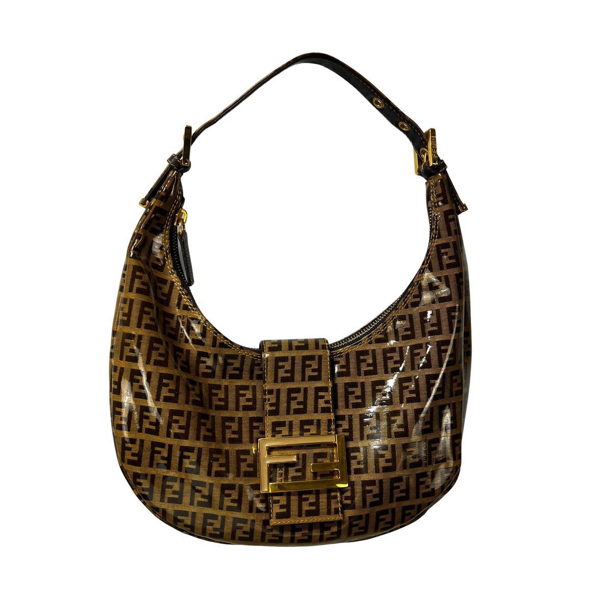 Prächtige Fendi Croissant-Tasche aus braunem Lack mit Monogrammen und goldfarbener Hardware. Eine Kreation von Silvia Venturini Fendi aus den späten 1990er Jahren, die für ihre fließende Silhouette und ihre raffinierte Verarbeitung bekannt ist.