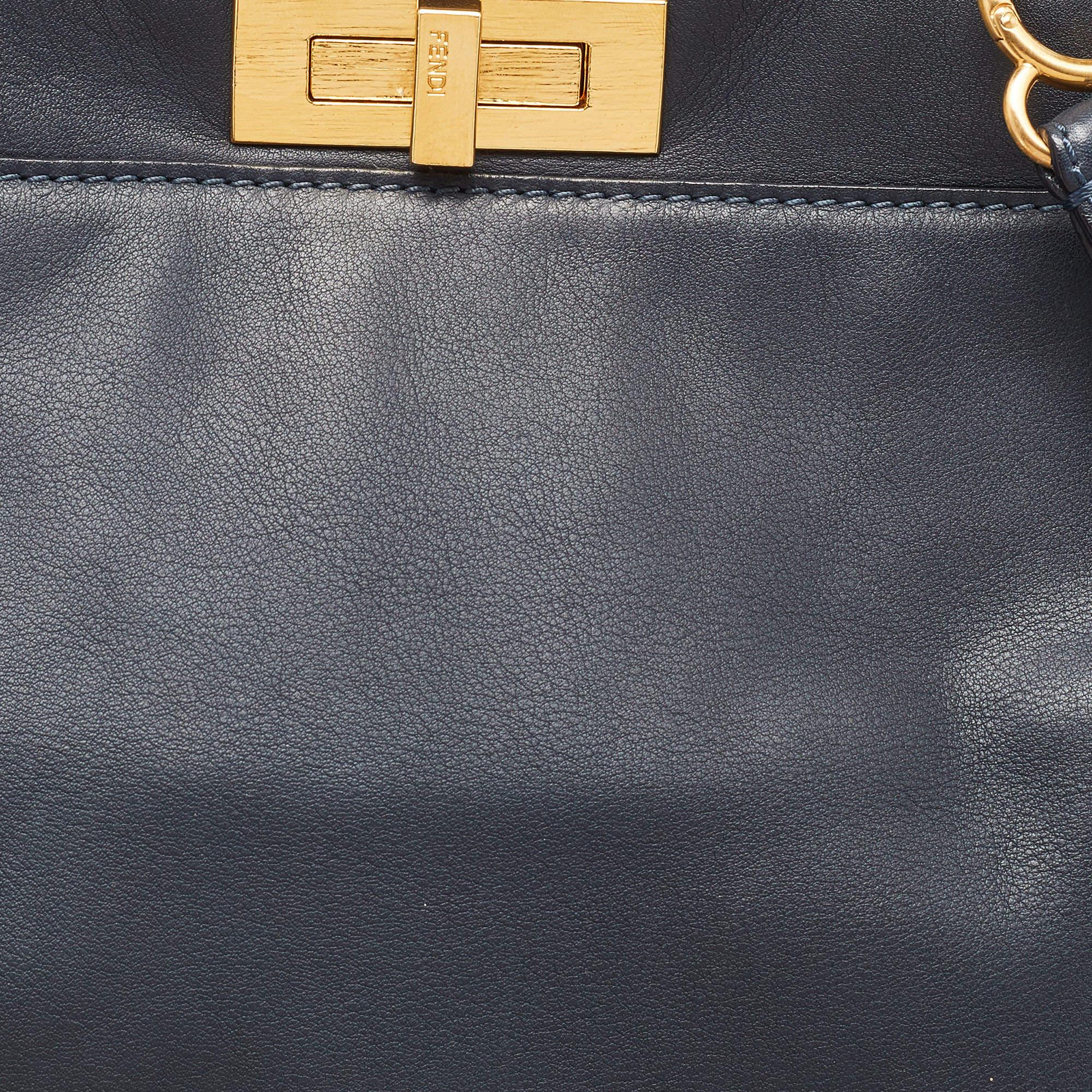 Fendi - Grand sac à main en cuir bleu foncé Peekaboo avec anse supérieure en vente 4