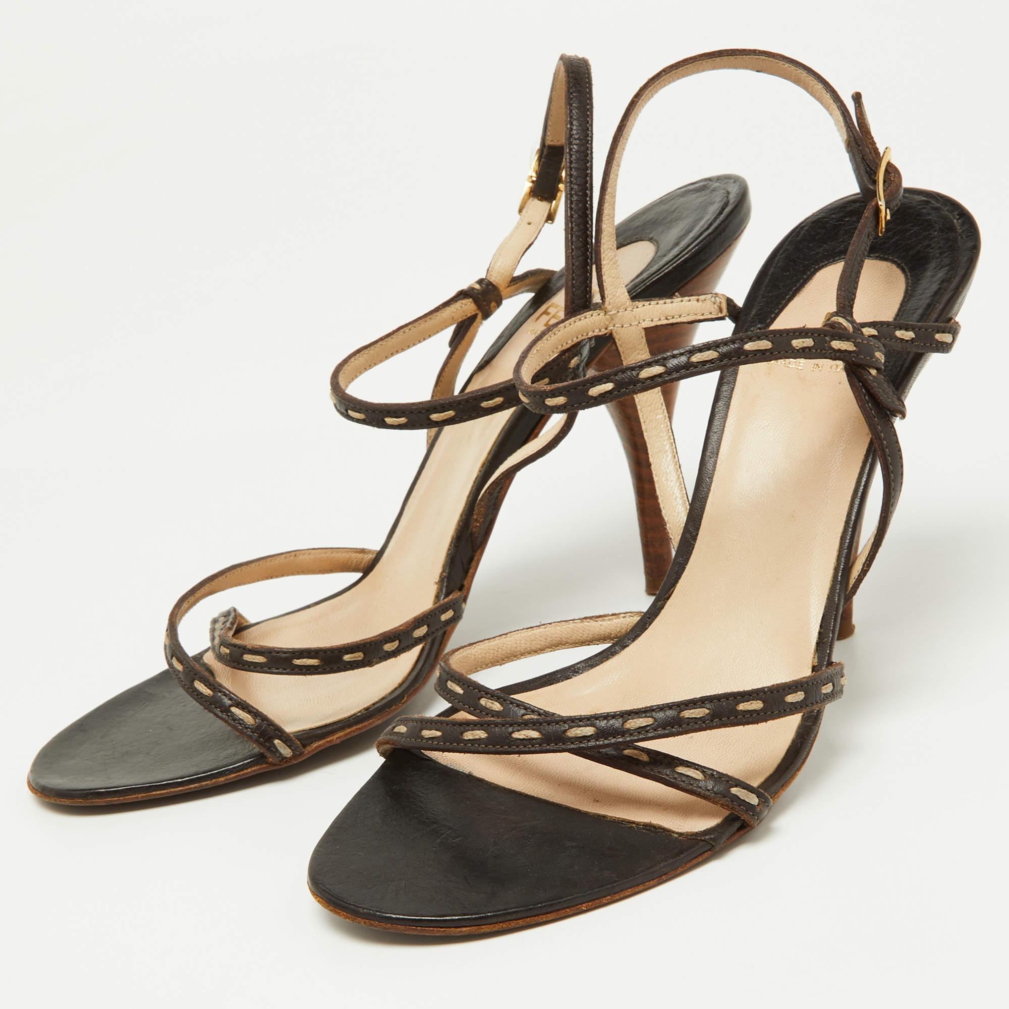 Diese Sandalen umrahmen Ihre Füße auf elegante Weise. Sie sind aus hochwertigen MATERIALEN gefertigt, haben ein edles Design und bequeme Innensohlen.