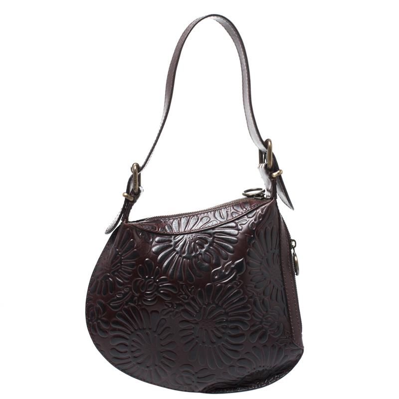 This fashionable handbag by Fendi is all you need to perfectly complement your attire. Carry a creation of wonder in your arms by choosing this Fendi piece which has been meticulously crafted in Italy and made from quality leather. This Oyster hobo