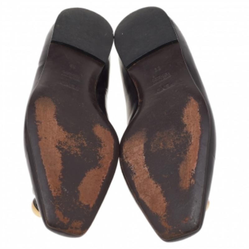 Minimalistic yet fashionable, these ballet flats from Fendi are perfect for channeling an air of elegance. These dark brown flats are crafted from leather and feature stud embellishment detailing. They come equipped with leather-lined comfortable