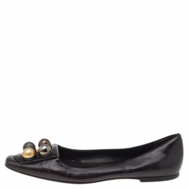Fendi Bailarinas de cuero marrón oscuro con adornos Talla 39 Negro en venta
