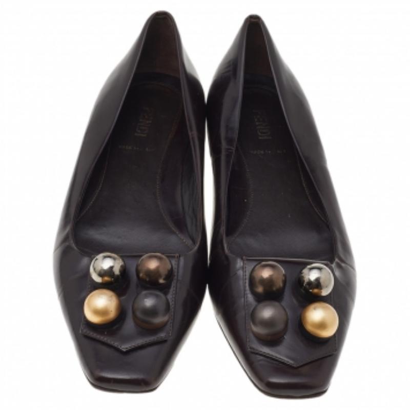 De las mujeres Fendi Bailarinas de cuero marrón oscuro con adornos Talla 39 en venta