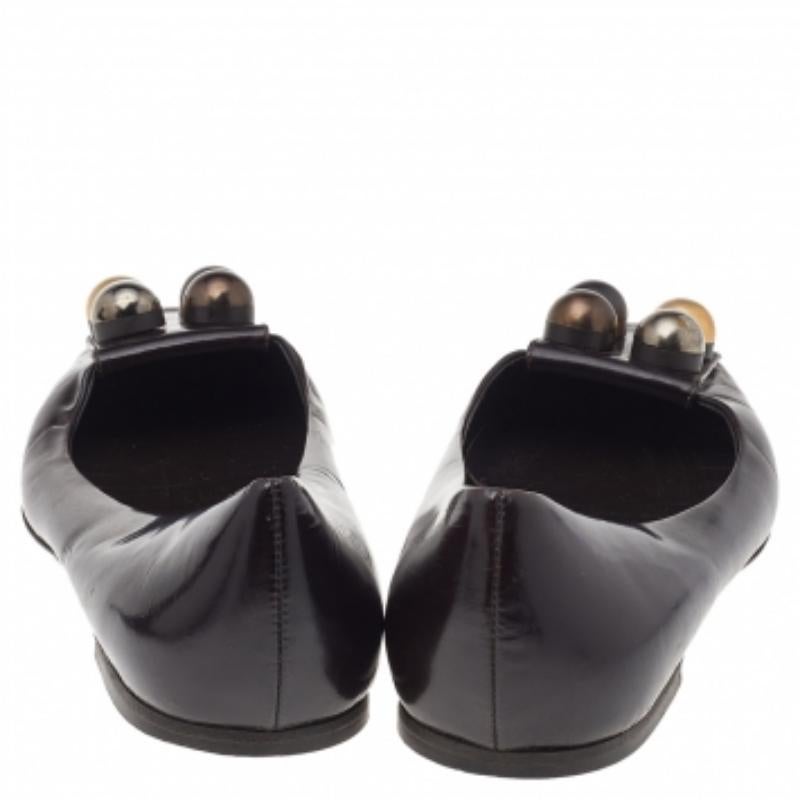 Fendi Bailarinas de cuero marrón oscuro con adornos Talla 39 en venta 1