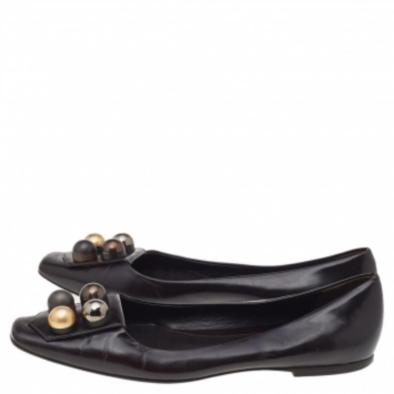 Fendi Bailarinas de cuero marrón oscuro con adornos Talla 39 en venta 2