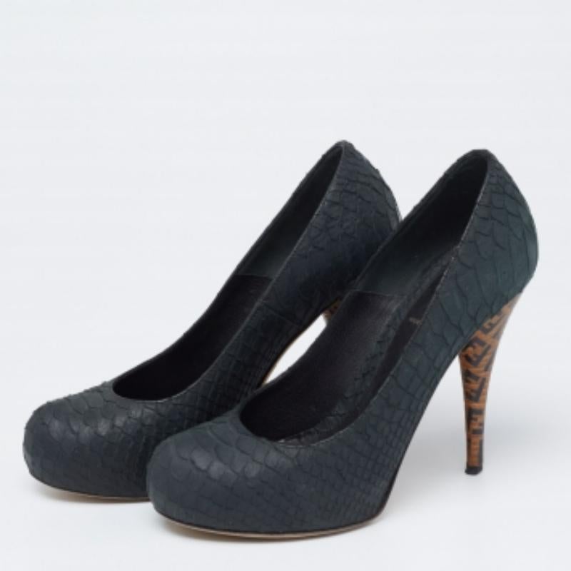 The house of Fendi brings you these exquisite pumps made from python leather. They showcase a dark green hue and are complete with platforms, 11 cm heels, smooth insoles, and sturdy soles for a comfortable fit.