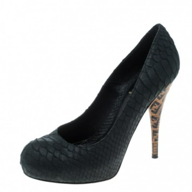 Votre style distinctif mérite tout ce qui est unique et extraordinaire et quoi de mieux que ces escarpins gris foncé de Fendi ! Les escarpins Superstar sont fabriqués en python et dotés de bouts ronds. Ils sont dotés de semelles intérieures