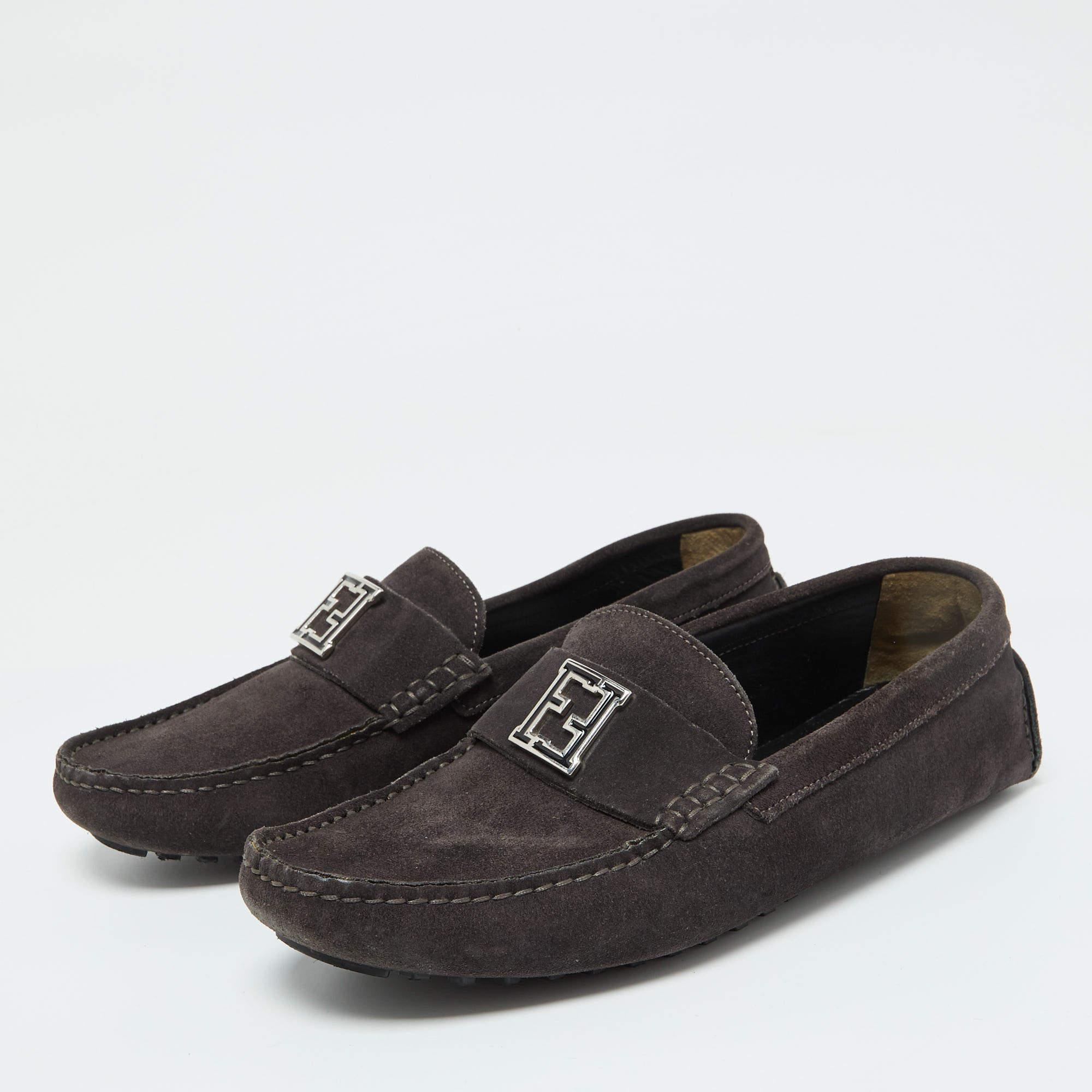 Pratiques, à la mode et durables, ces mocassins gris foncé Fendi sont soigneusement conçus pour accompagner votre style au quotidien. Ils sont fabriqués à l'aide des meilleurs matériaux pour être un achat de premier ordre.