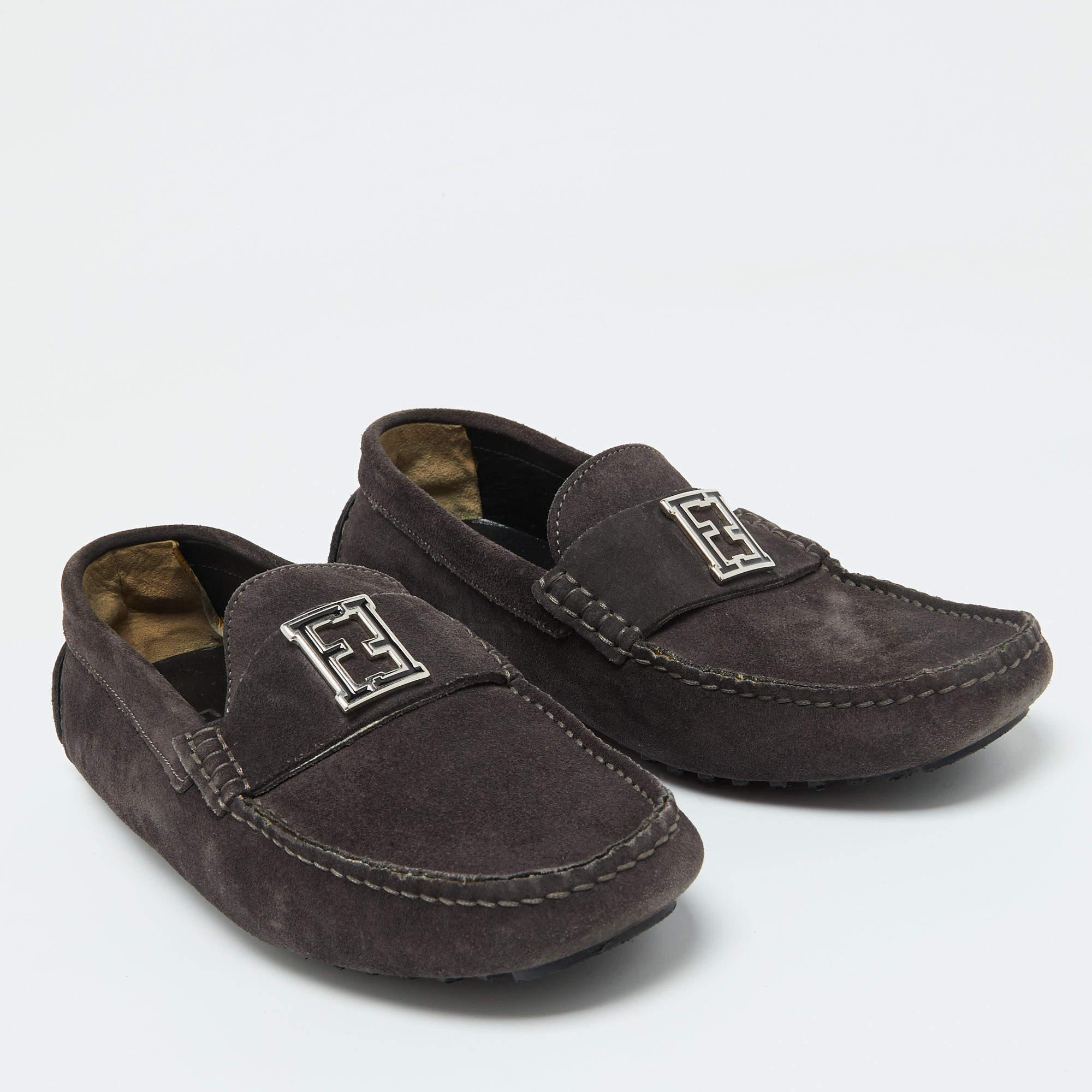 Fendi Dunkelgrauer Wildleder Slip on Driving Loafers Größe 40 im Zustand „Gut“ im Angebot in Dubai, Al Qouz 2