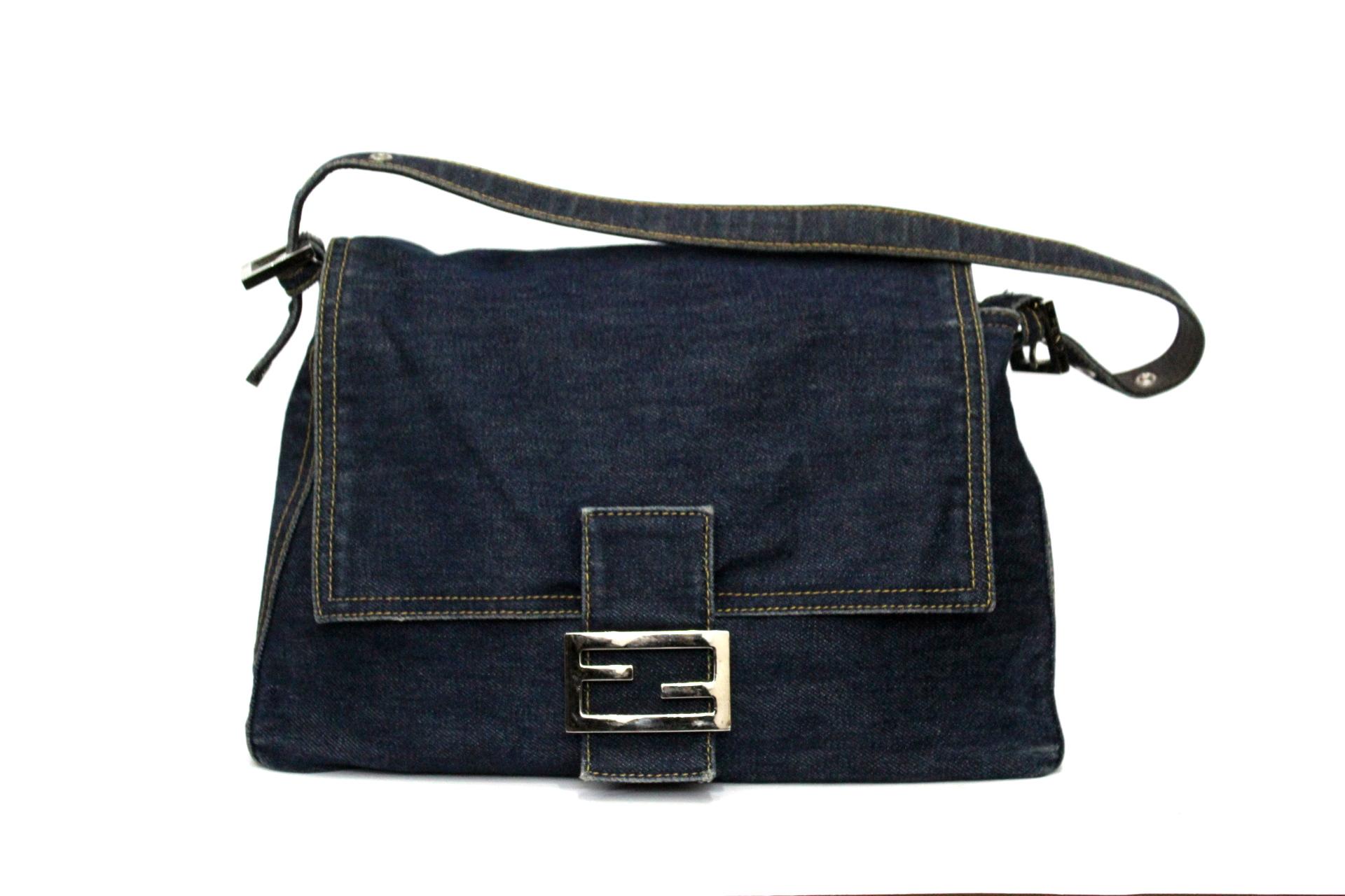 iconic Fendi Baguette bag made of jeans
magnetic flap closure
adjustable shoulder strap
very good condition both inside and outside
