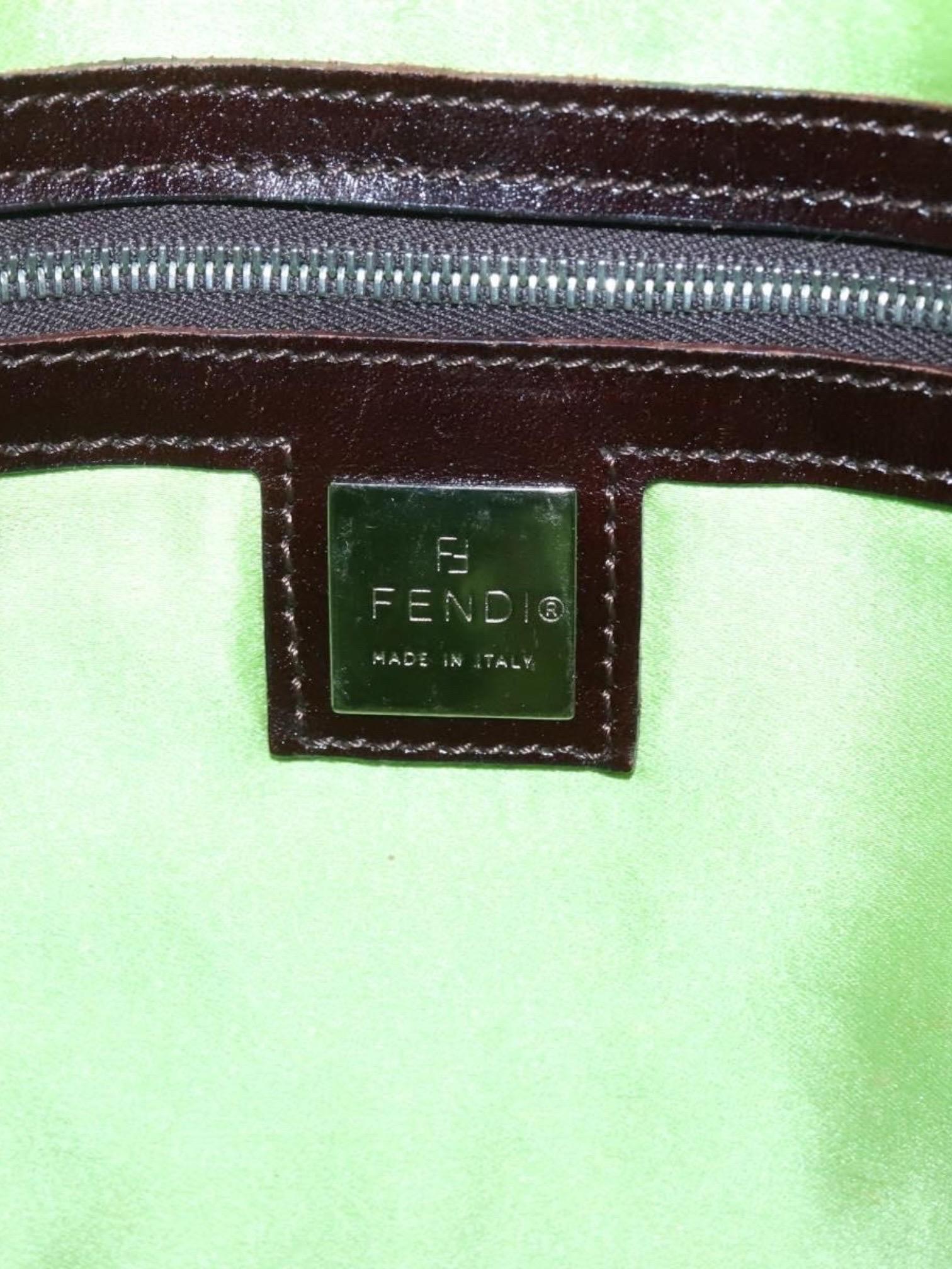 Borsa Tote Fendi in denim con applicazioni floreali a margherita e manici in pelle in vendita 7