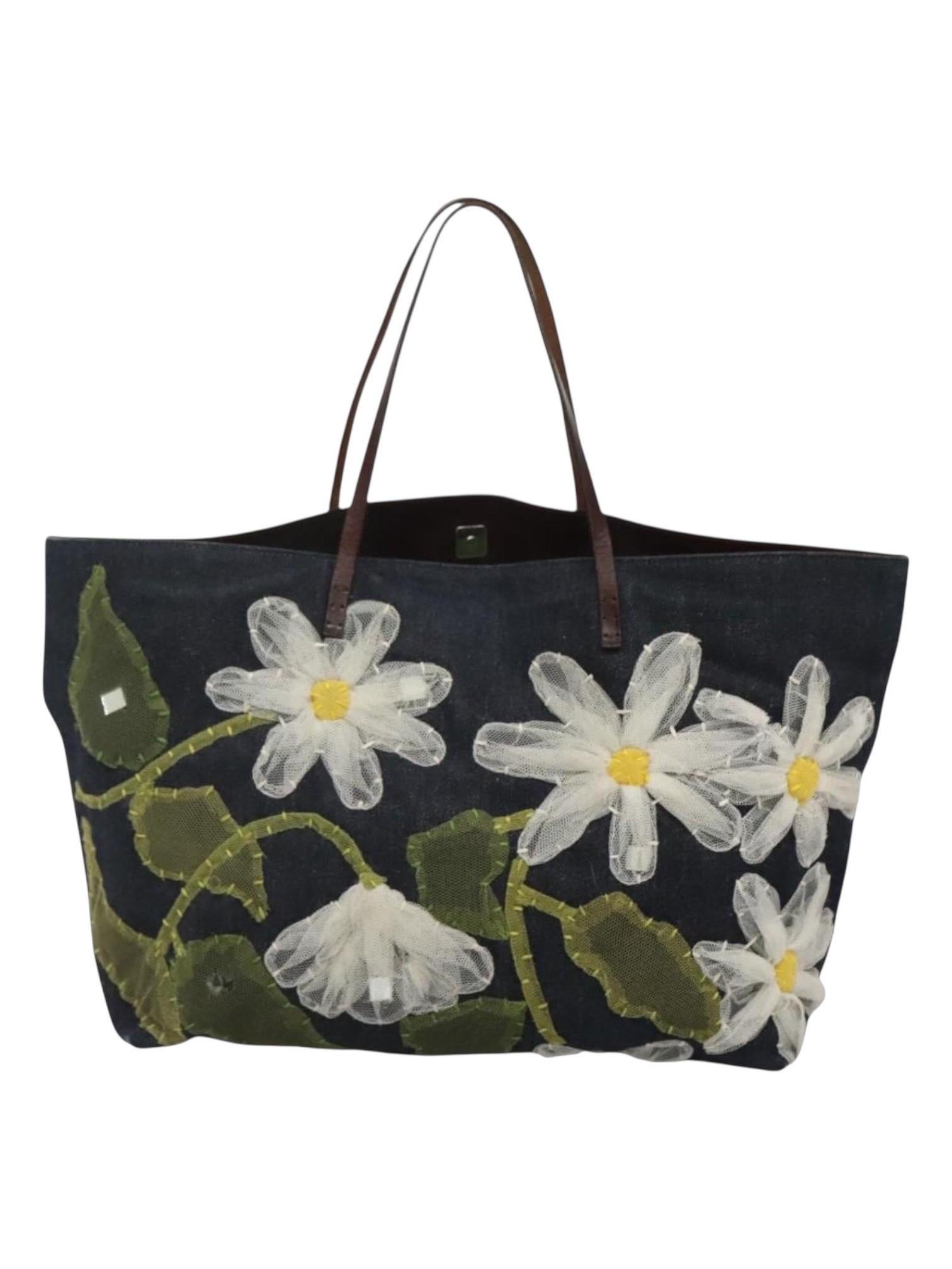 Tote vintage in denim di Fendi con applicazioni floreali di margherite bianche e inserti a specchio, manici in pelle marrone, tasca interna con zip, fodera in tessuto verde - raro pezzo da collezione degli anni '90.  

Questa tote vintage di Fendi,