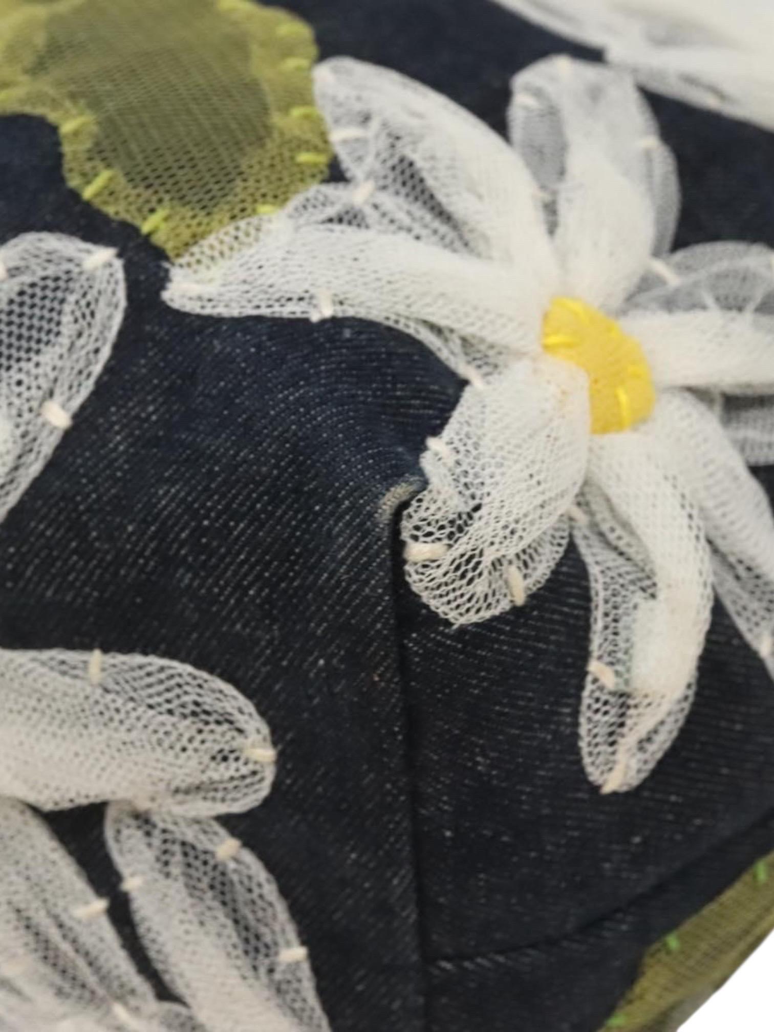 Borsa Tote Fendi in denim con applicazioni floreali a margherita e manici in pelle In condizioni buone in vendita a Kingston, NY