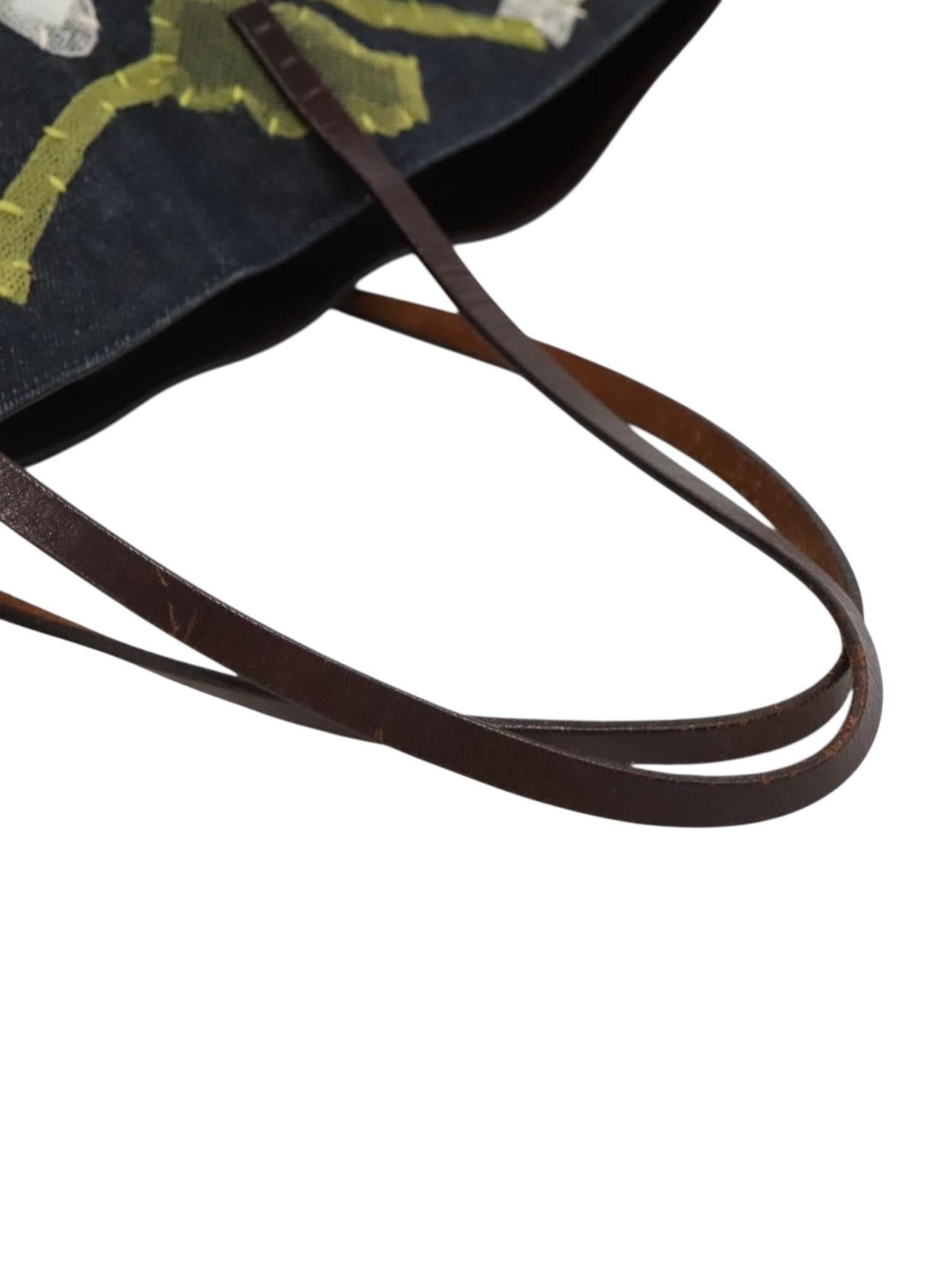 Borsa Tote Fendi in denim con applicazioni floreali a margherita e manici in pelle in vendita 4