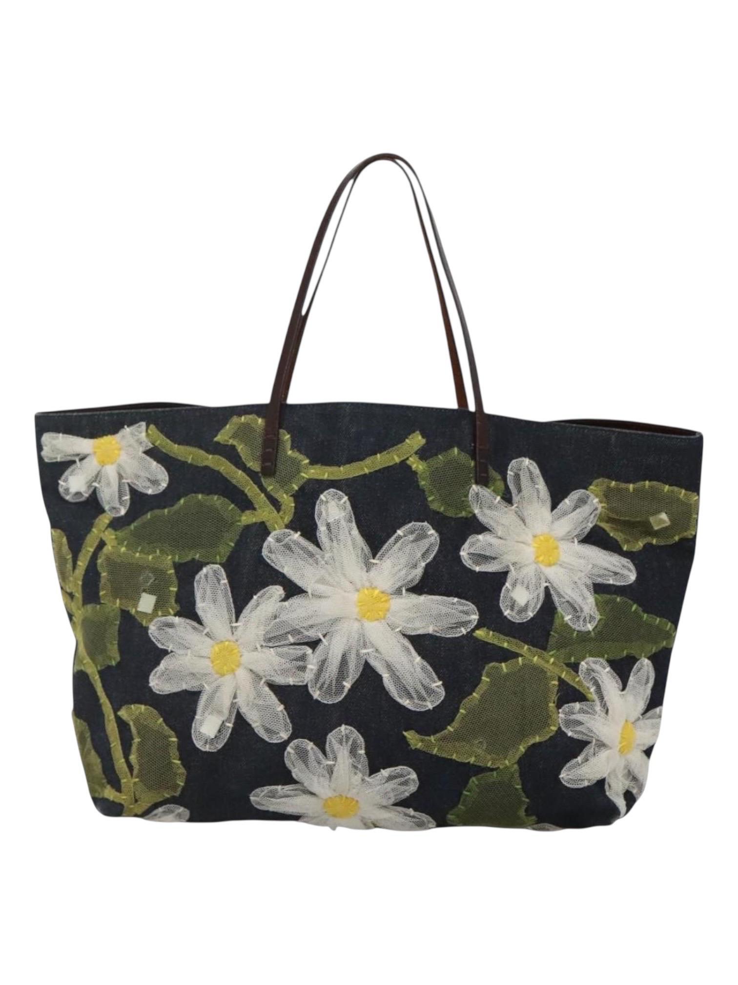 Borsa Tote Fendi in denim con applicazioni floreali a margherita e manici in pelle in vendita