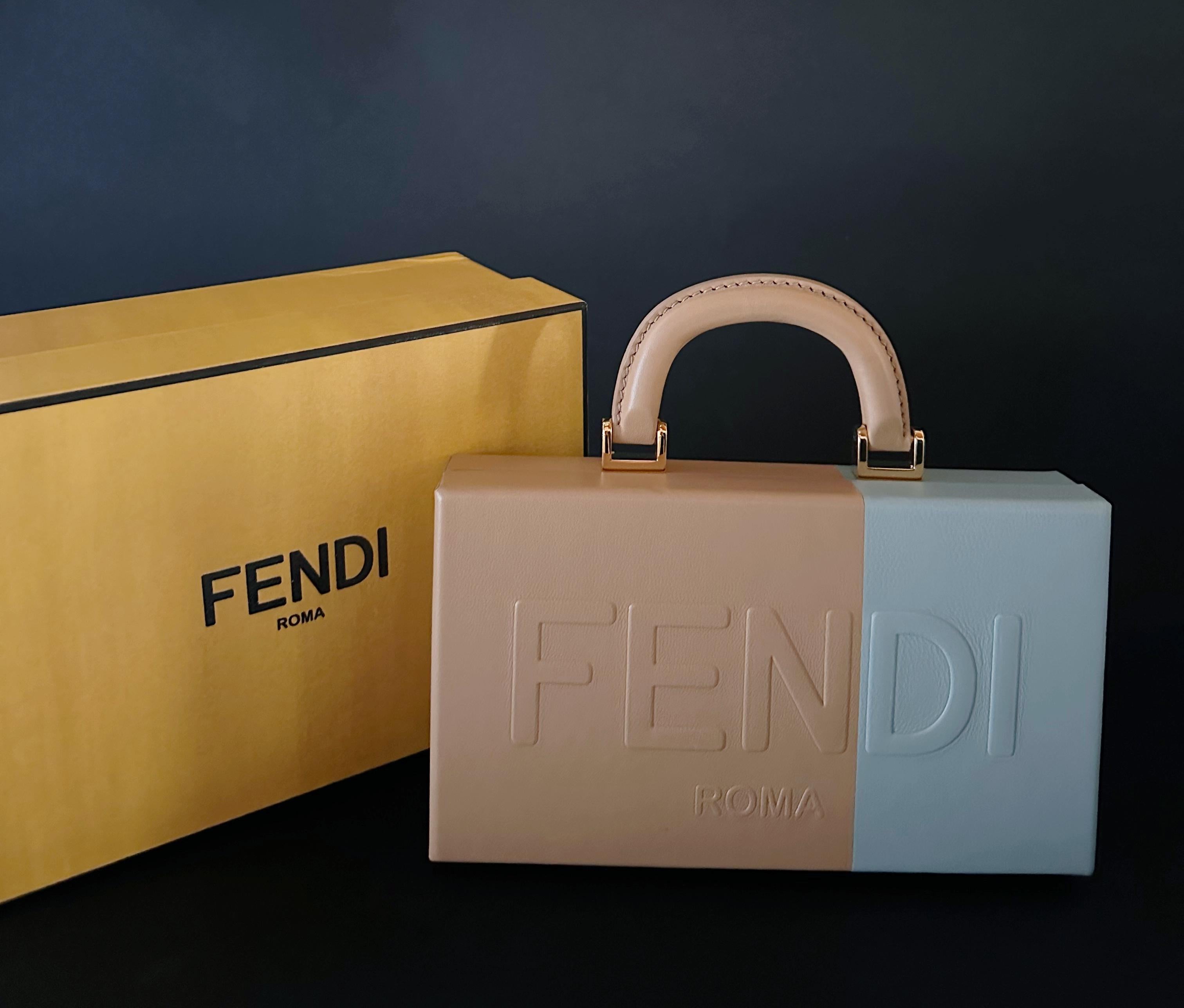 Delizioso set da domino FENDI Roma, una scatola chic in legno con pelle e pelle blu con logo Fendi in rilievo / Made in Italy
SKU: 7ALOO2-AM4T-F1K62
Cartellini originali disponibili / viene fornito con la scatola originale
Larghezza: 8 pollici,