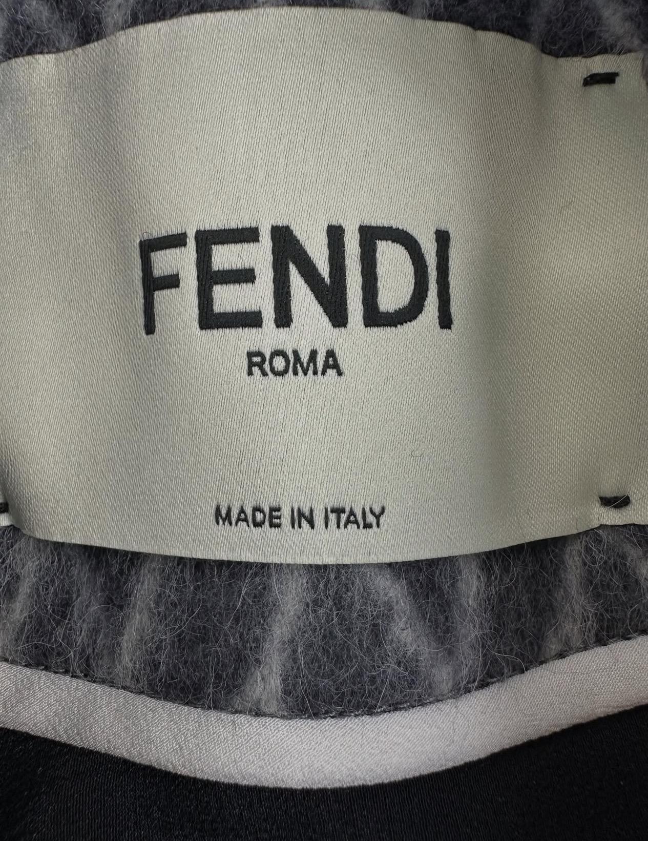 Fendi  Doppiopetto  Coates con maniche in visone e cintura Sz.44 In condizioni ottime in vendita a Krakow, PL