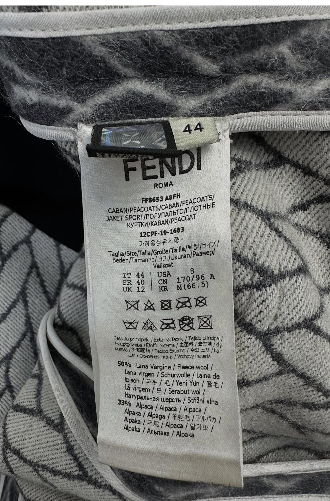 Donna Fendi  Doppiopetto  Coates con maniche in visone e cintura Sz.44 in vendita
