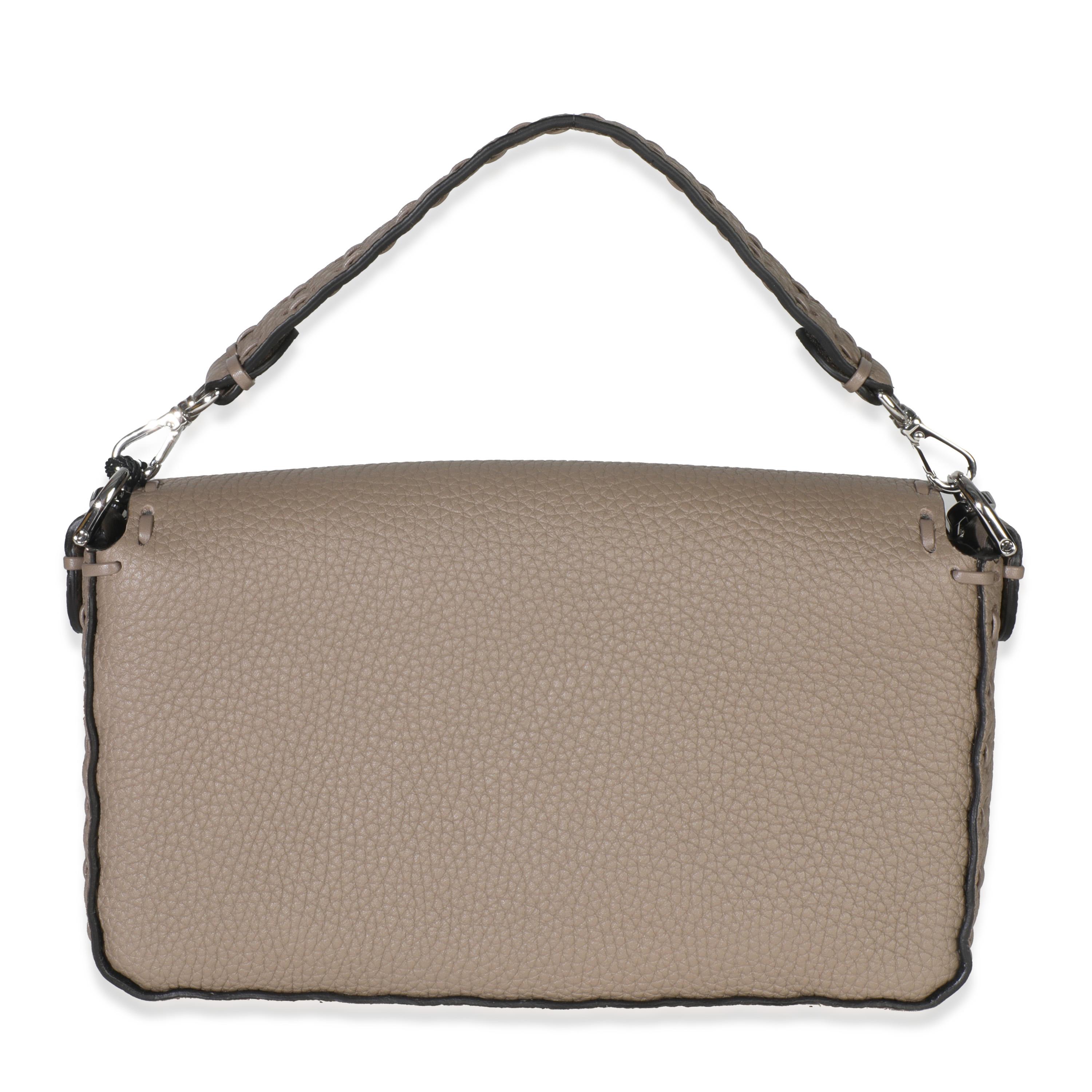Listing Title : Fendi Gris colombe Cuoio Romano en cuir de veau Mini Selleria Sac Baguette
SKU : Z149572
MSRP : 2800.00 USD
Condit : Usagé 
Description de l'état : Un classique de Fendi. Le sac Baguette est synonyme du début des années 2000 et s'est