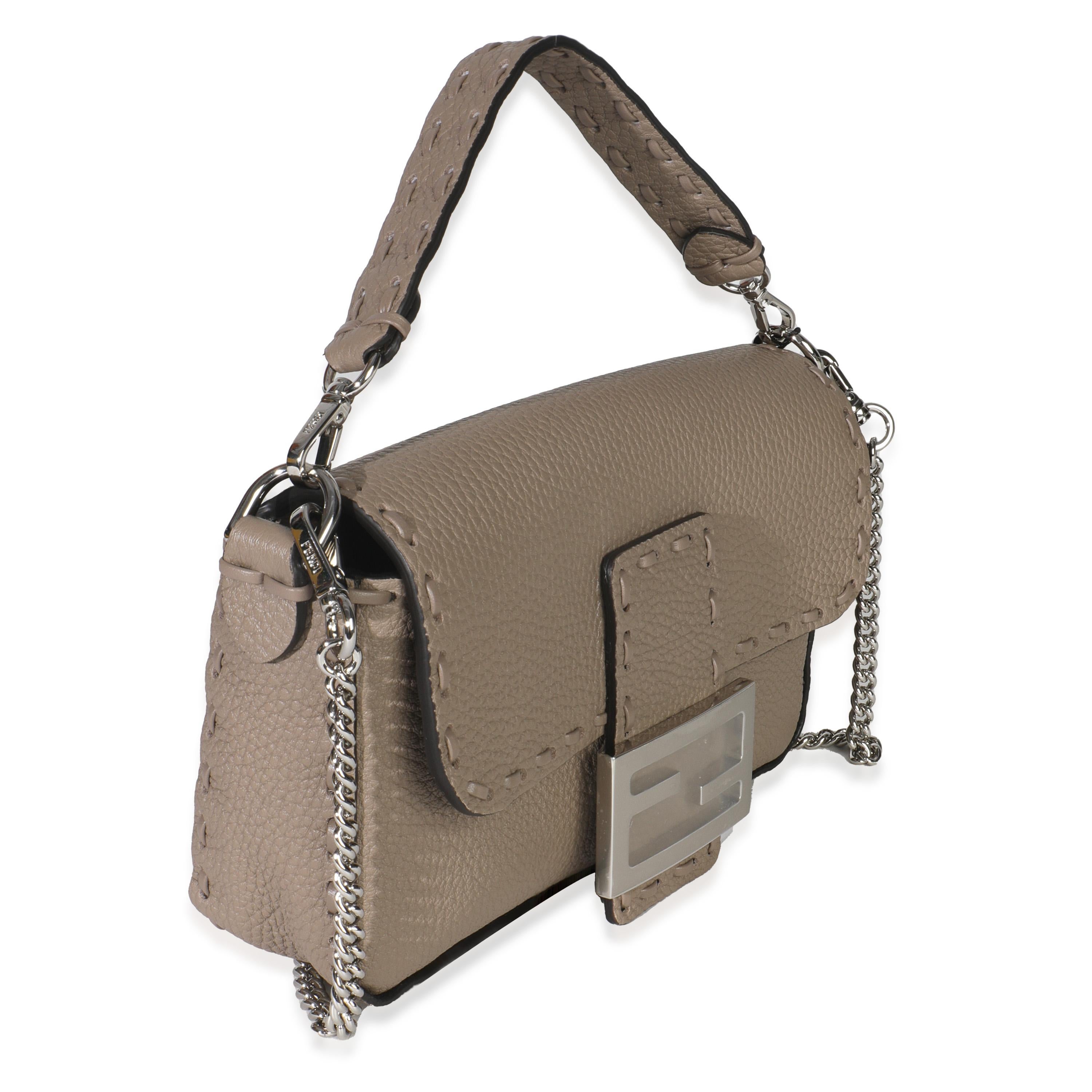 Marron Fendi Gris colombe Cuoio Romano en cuir de veau Mini Selleria Sac Baguette en vente