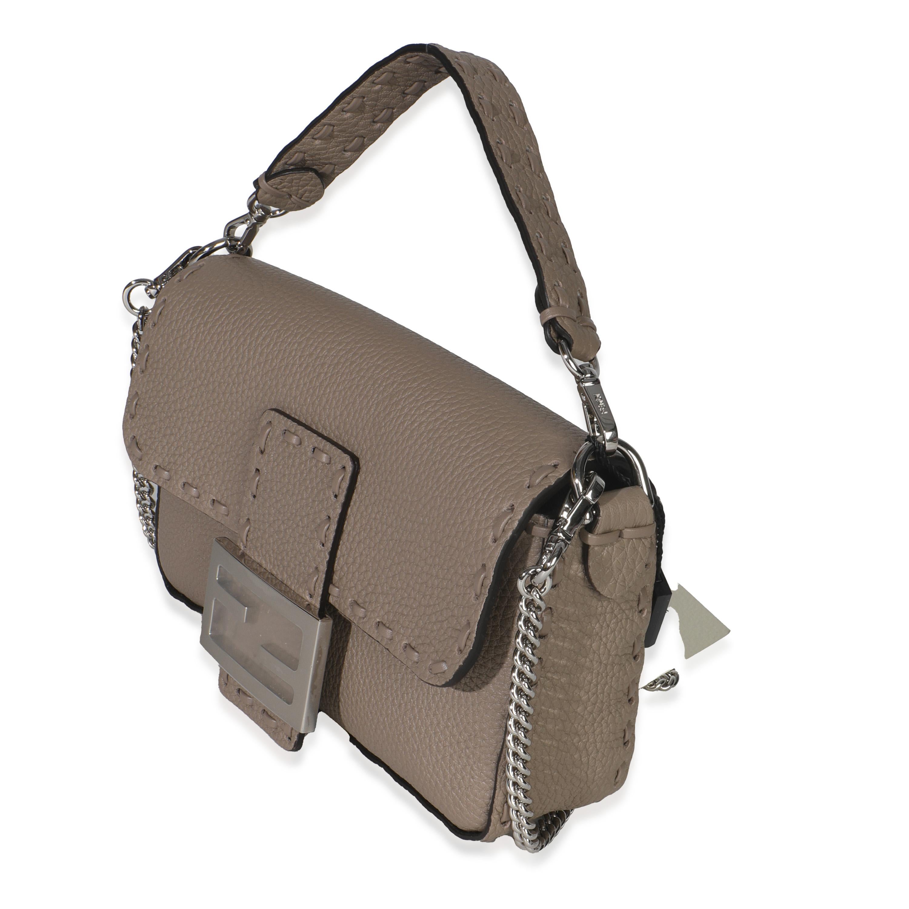 Fendi Gris colombe Cuoio Romano en cuir de veau Mini Selleria Sac Baguette Excellent état - En vente à New York, NY