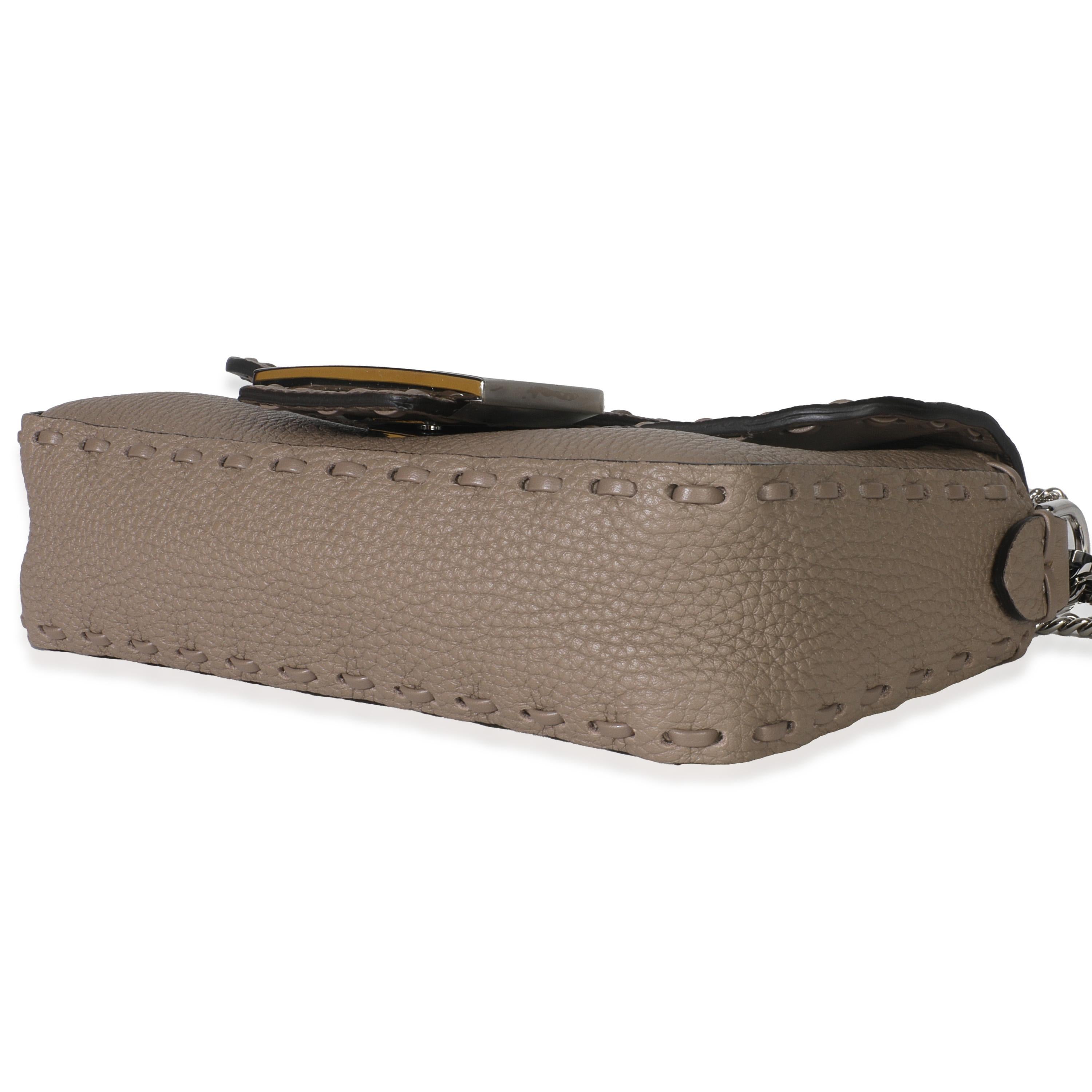 Fendi Gris colombe Cuoio Romano en cuir de veau Mini Selleria Sac Baguette Pour femmes en vente