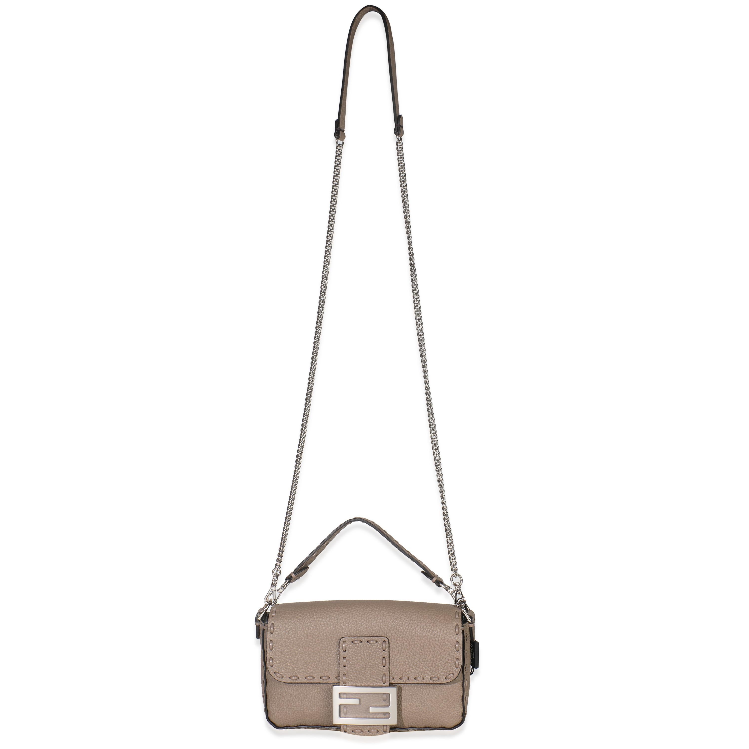 Fendi Gris colombe Cuoio Romano en cuir de veau Mini Selleria Sac Baguette en vente 1