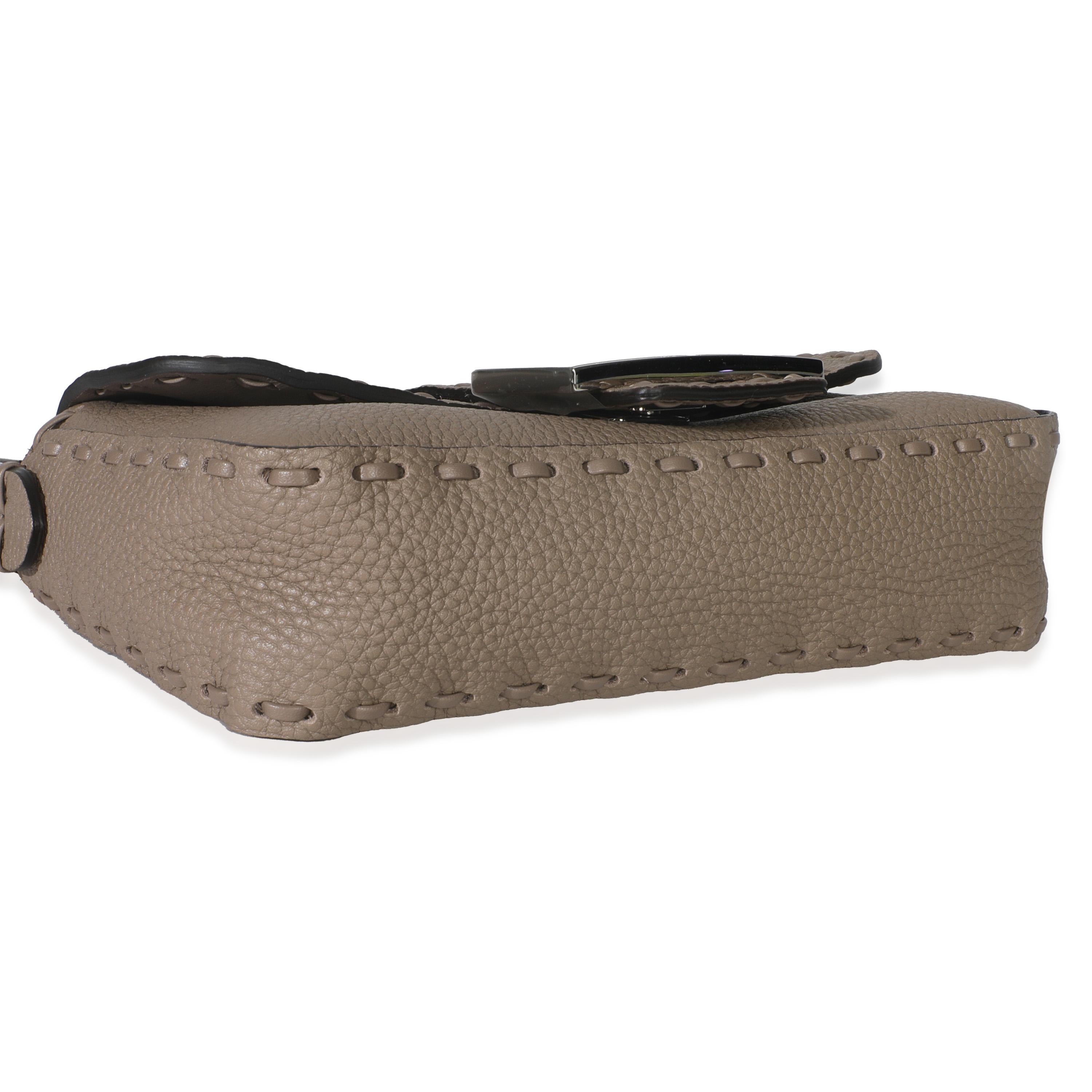 Fendi Gris colombe Cuoio Romano en cuir de veau Mini Selleria Sac Baguette en vente 2