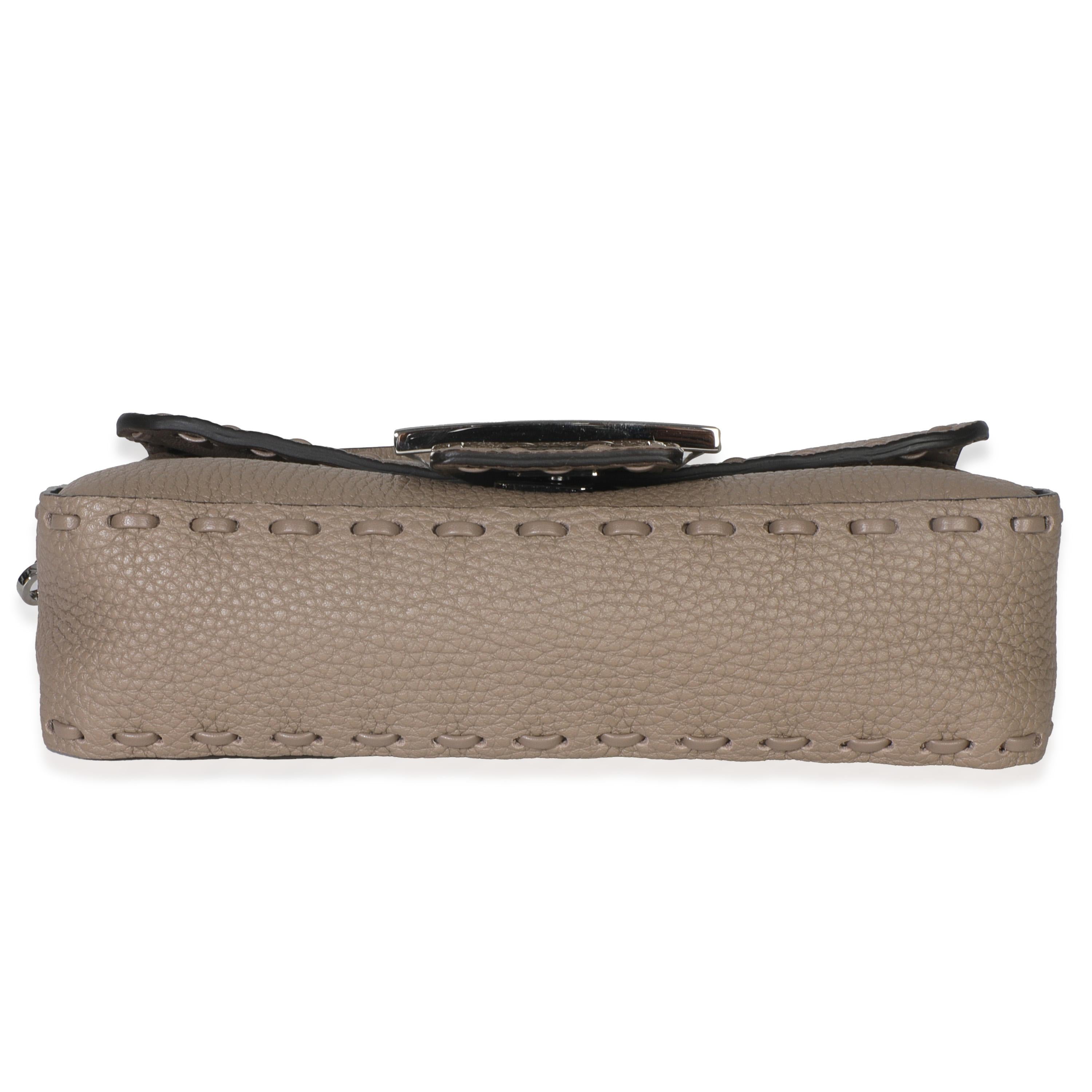 Fendi Gris colombe Cuoio Romano en cuir de veau Mini Selleria Sac Baguette en vente 3