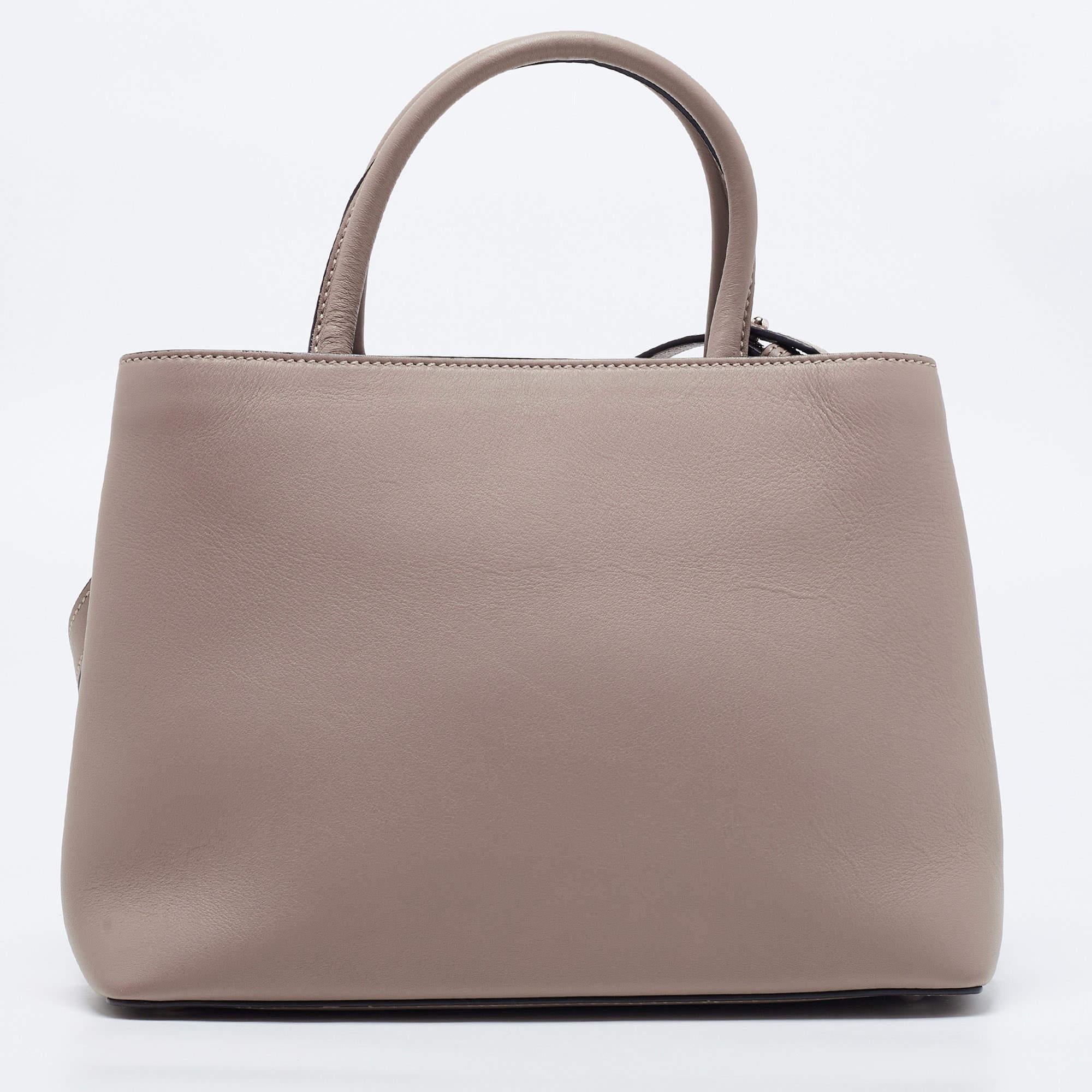 A classic handbag comes with the promise of enduring appeal, boosting your style time and again. This designer bag is one such creation. It’s a fine purchase.

Includes: Original Dustbag
