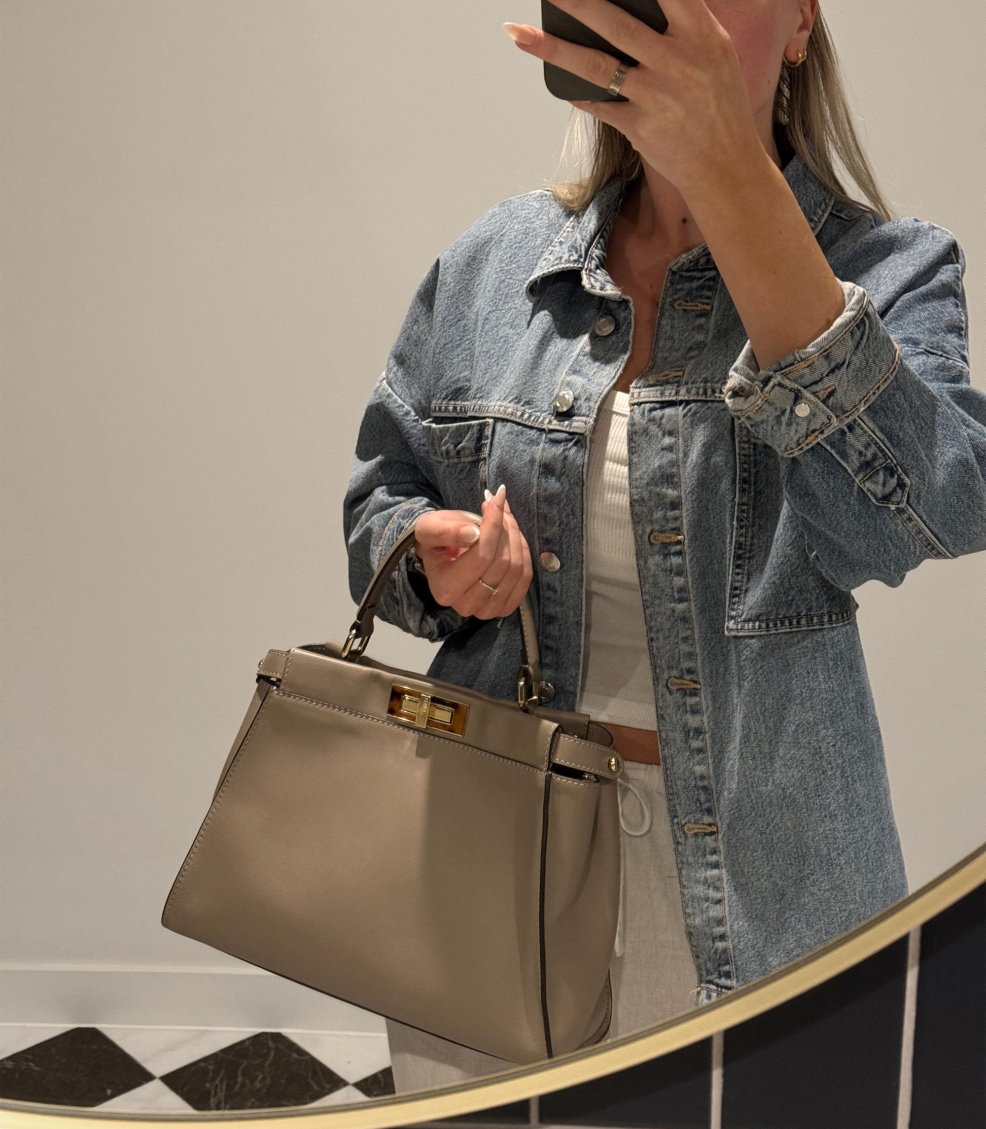 Peekaboo moyen en cuir de veau souple gris tourterelle de Fendi en vente 6