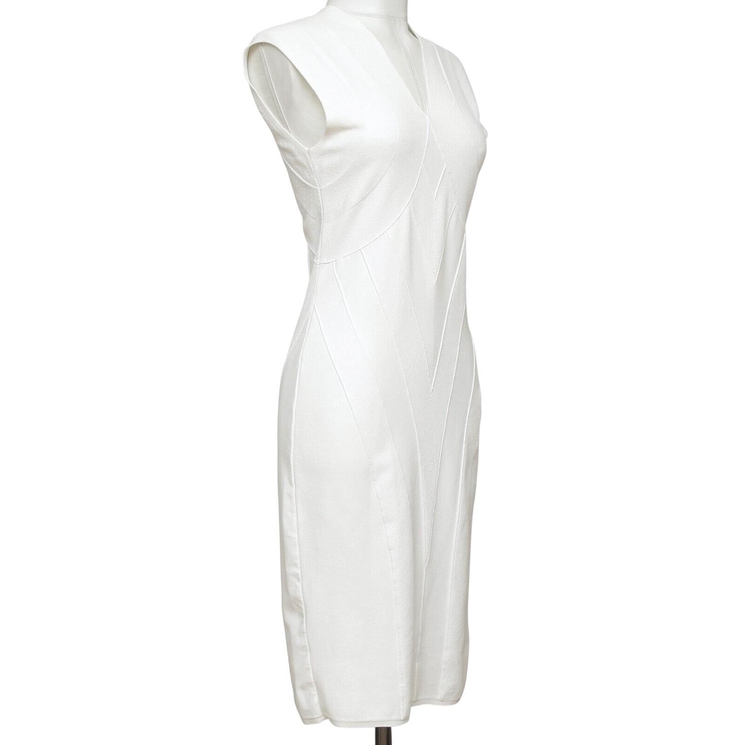 VESTIDO SIN MANGAS DE PUNTO DE VISCOSA BLANCO FENDI AUTENTICO GARANTIZADO

Diseño:
- Vestido blanco de punto de viscosa estampado sin mangas.
- Cuello en V.
- Sin mangas.
- Deslizante.

Material: 83% Viscosa, 17% Poliéster

Talla: 40

Medidas