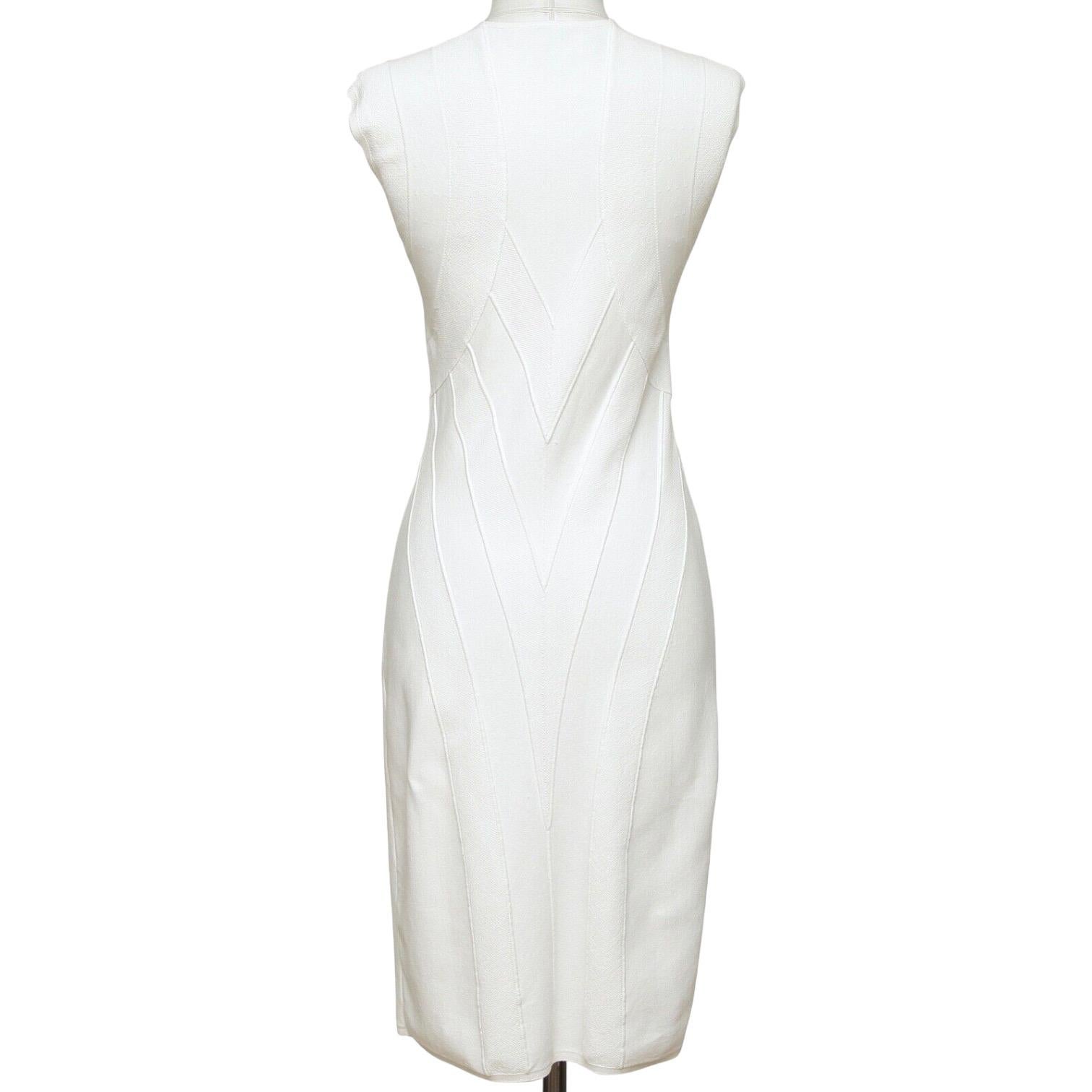 FENDI Dress White Viscose Knit Sleeveless Slip-On V-Neck Sz 40 In Good Condition For Sale In Hollywood, FL
