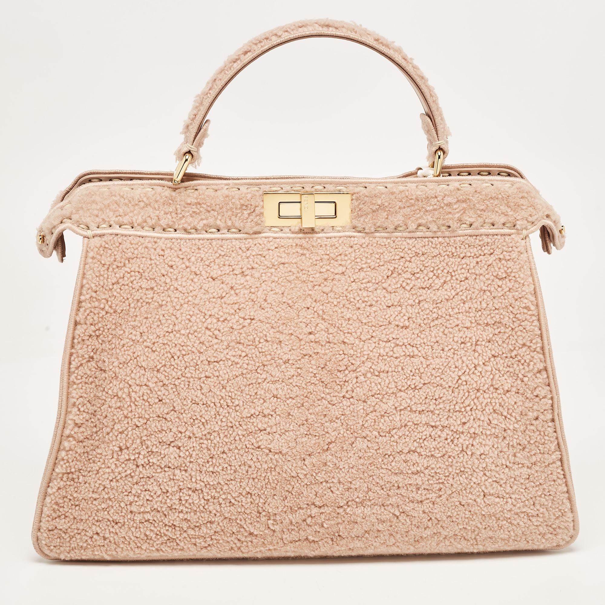 Fendi Dusty Pink Shearling Große Peekaboo ISeeU Top Handle Bag aus Shearling Damen im Angebot