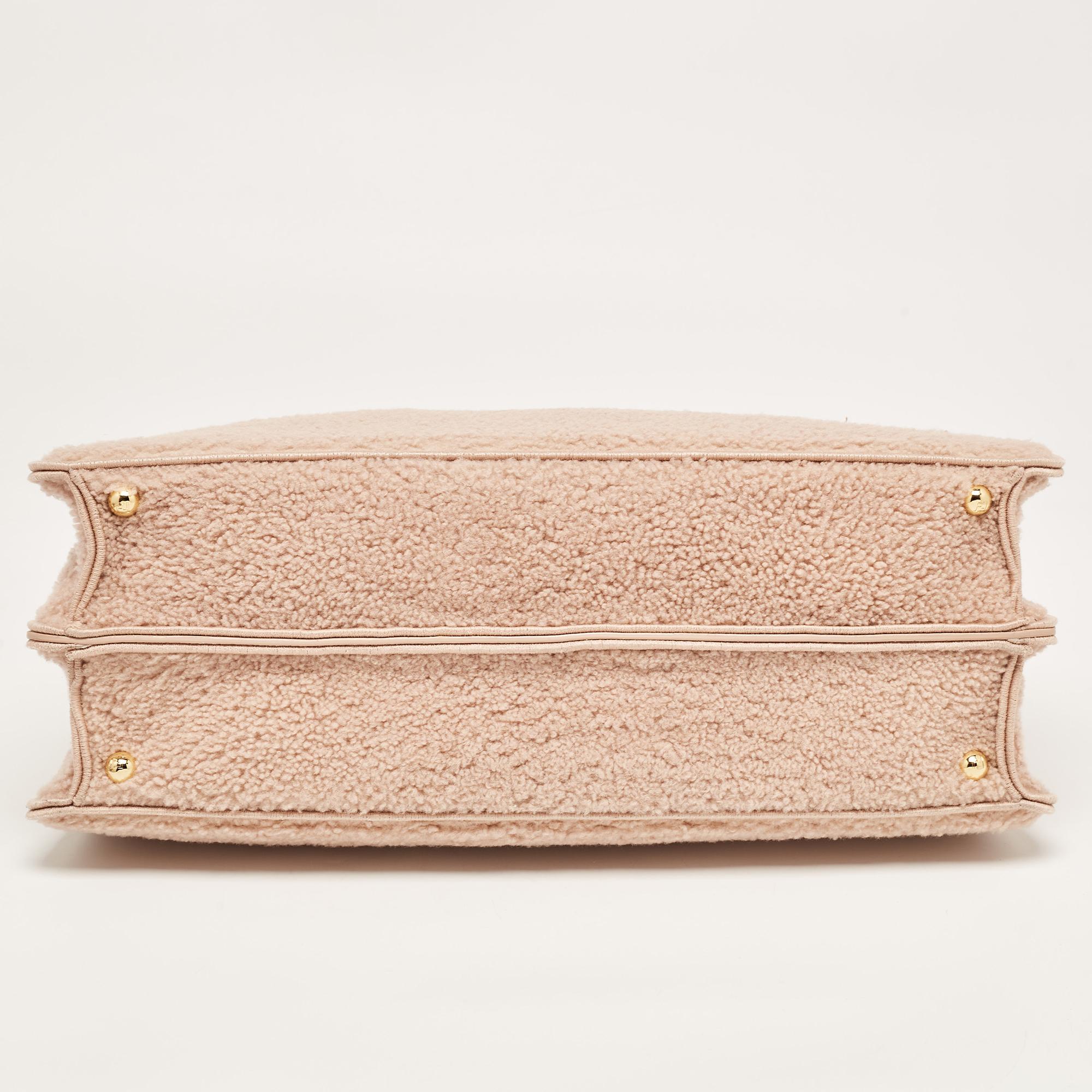 Fendi Dusty Pink Shearling Große Peekaboo ISeeU Top Handle Bag aus Shearling im Angebot 1