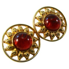 Fendi Ohrringe Gold Metall Sonnen figurale rote Glas Cabochon in der Mitte Vintage 1980er