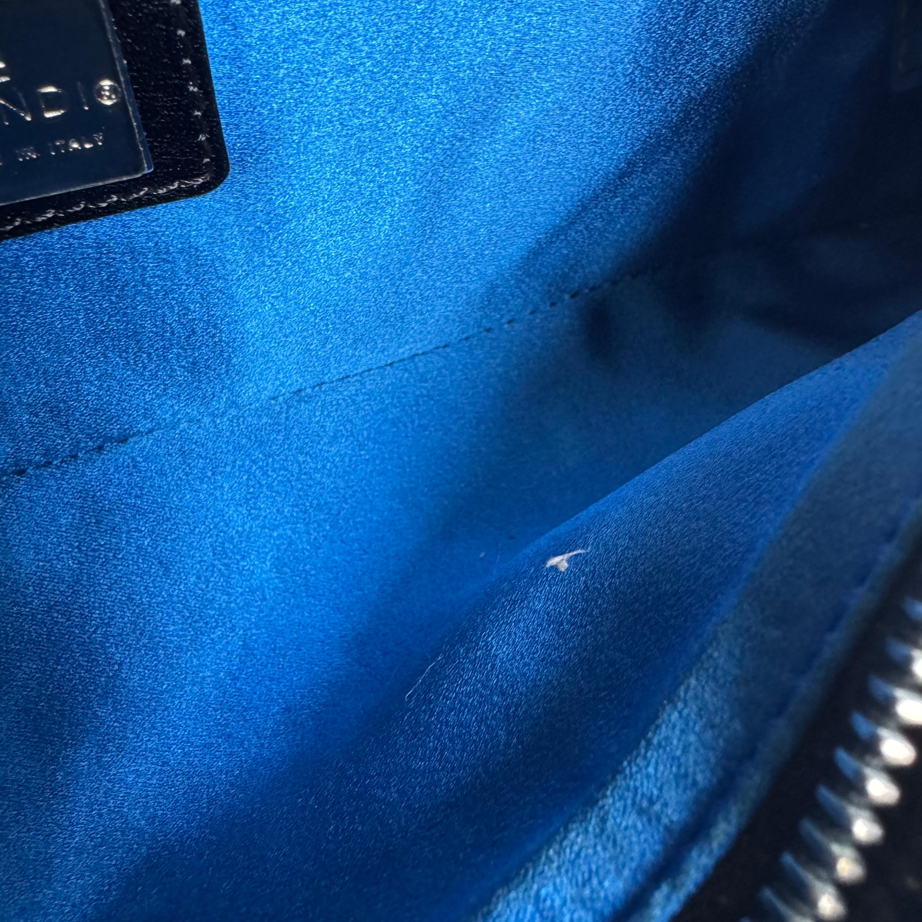 Fendi Electric Blue Beaded Zip Opening Crossbody Bag en vente 13