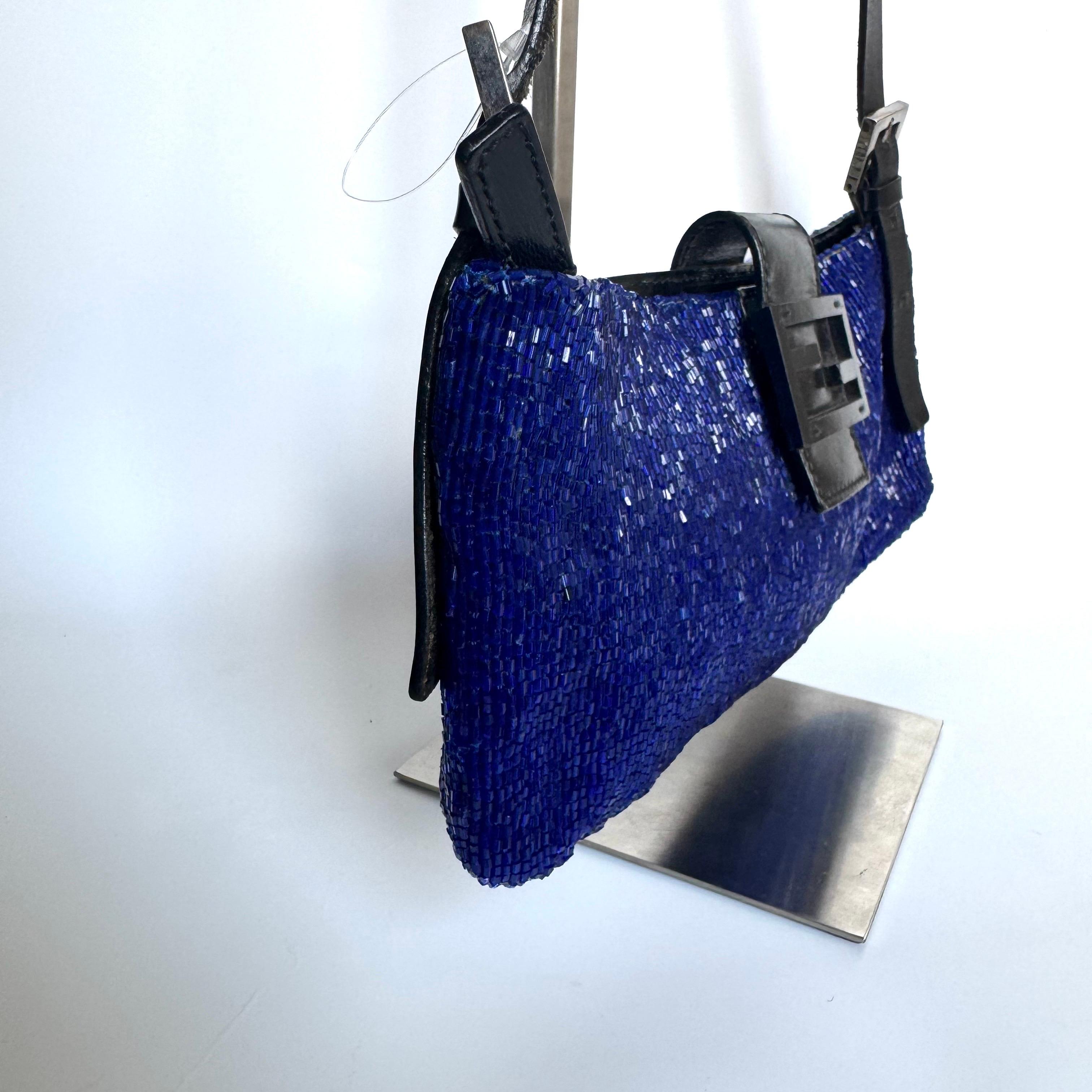 Fendi Electric Blue Beaded Zip Opening Crossbody Bag Bon état - En vente à AUBERVILLIERS, FR
