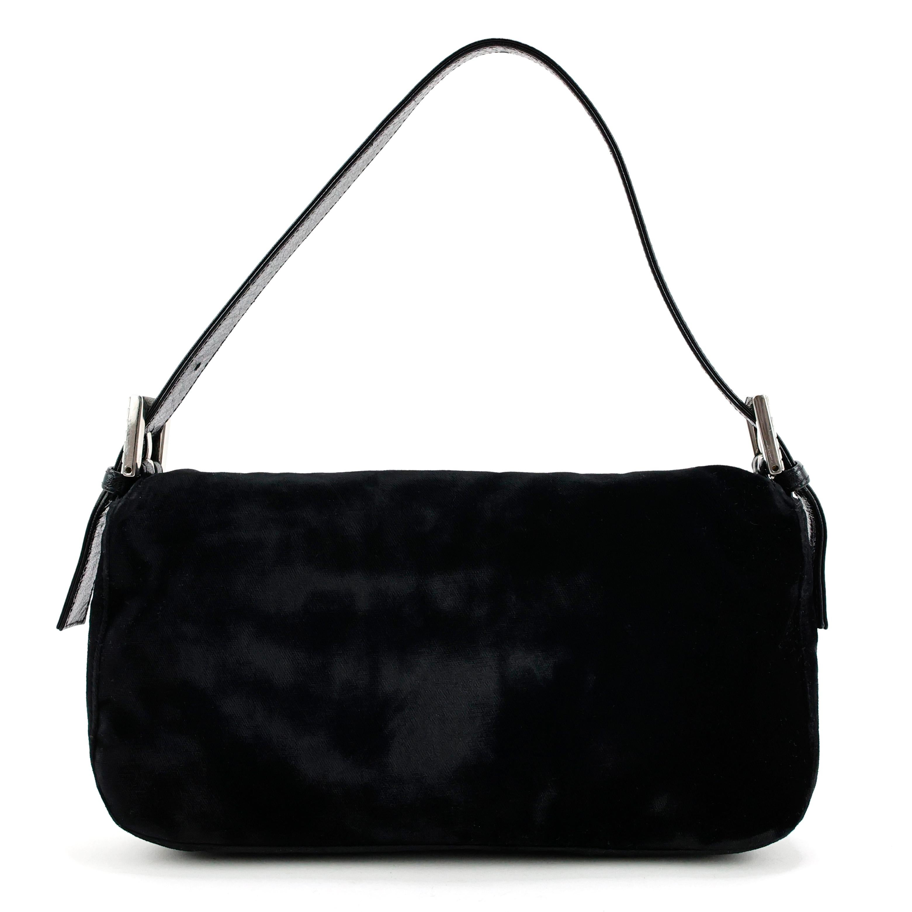 Fendi Baguette in black velvet with crystal embellished logo, silver hardware.

Condition:
Really good.

Packing/accessories:
Dustbag.

Measurements:
26cm x 14cm x 5cm 