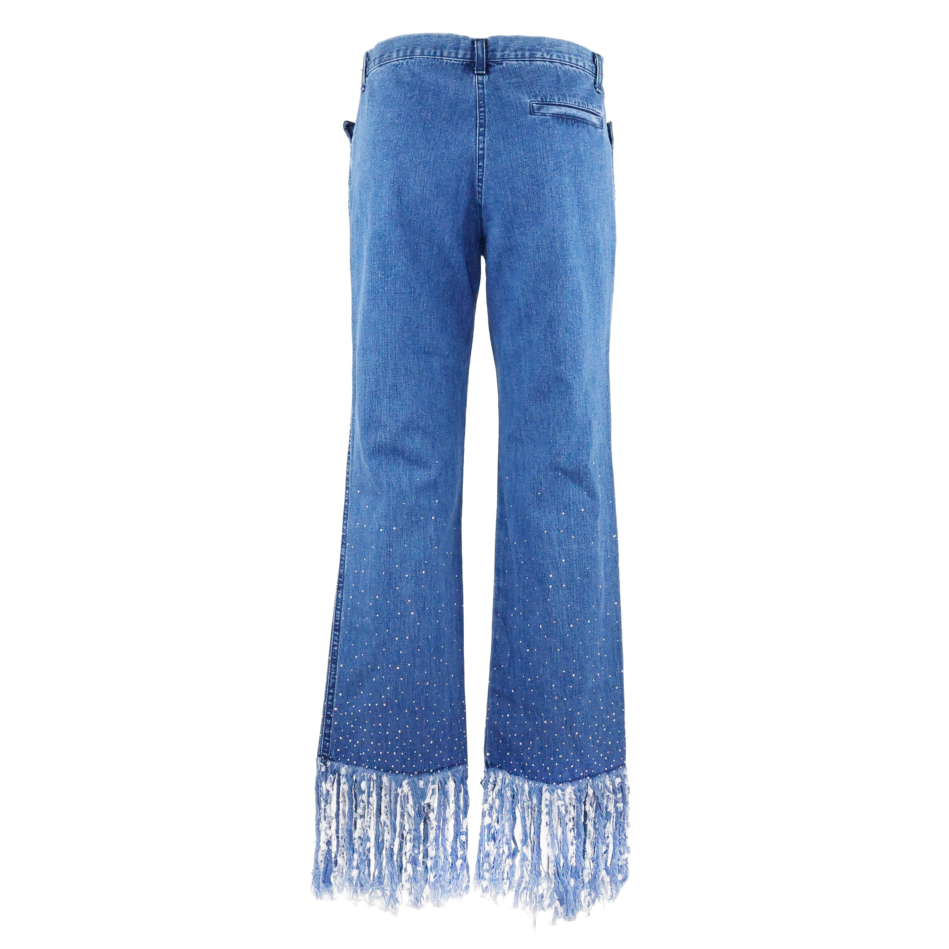 Jean évasé à franges Fendi, en denim bleu, avec cristaux sur l'évasé et sur les franges, attention : les cristaux sont plus brillants en vrai que sur les photos (vraiment très belle pièce). Taille 44 IT.

Condit :
Excellent.
