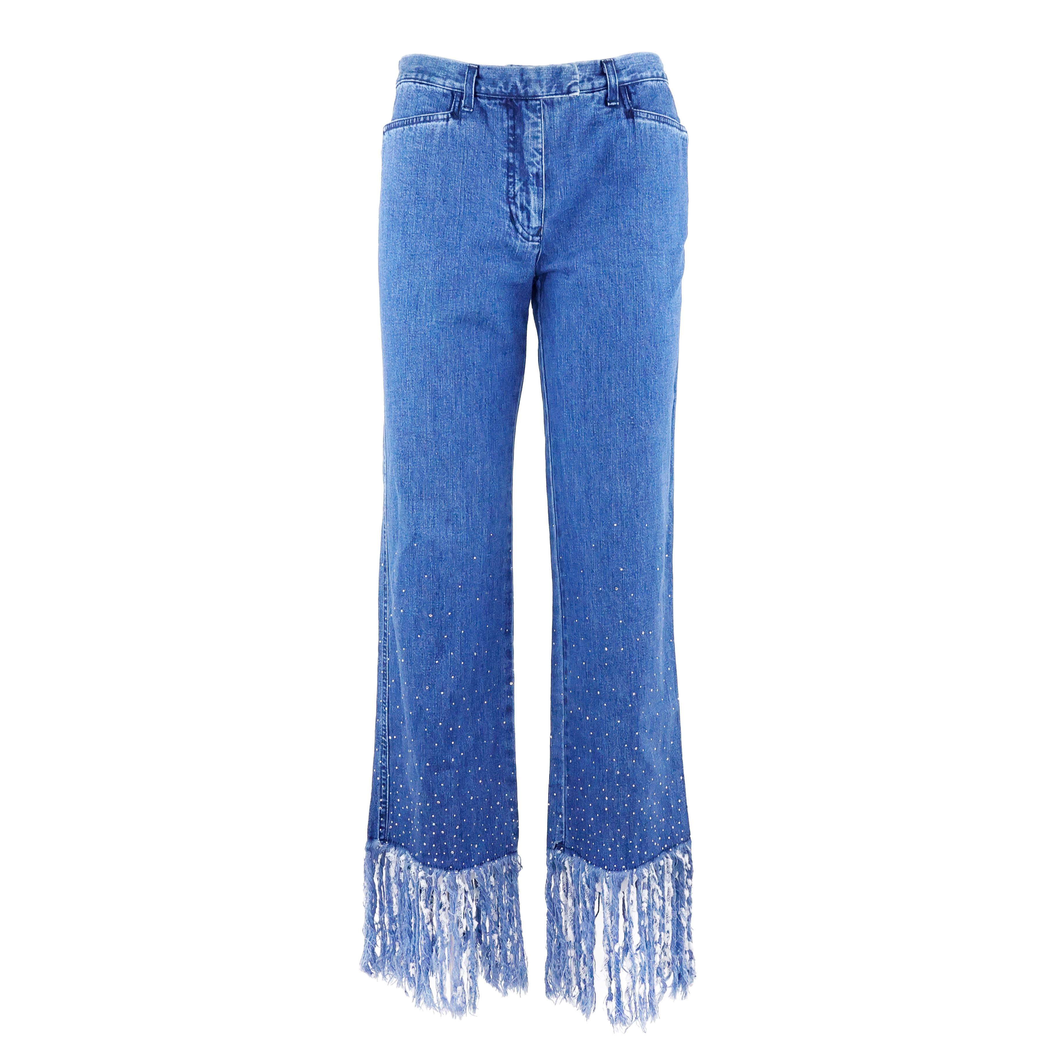 Jean évasé à franges Fendi, en denim bleu, avec cristaux sur l'évasé et sur les franges, attention : les cristaux sont plus brillants en vrai que sur les photos (vraiment très belle pièce). Taille 44 IT.

Condit :
Excellent.